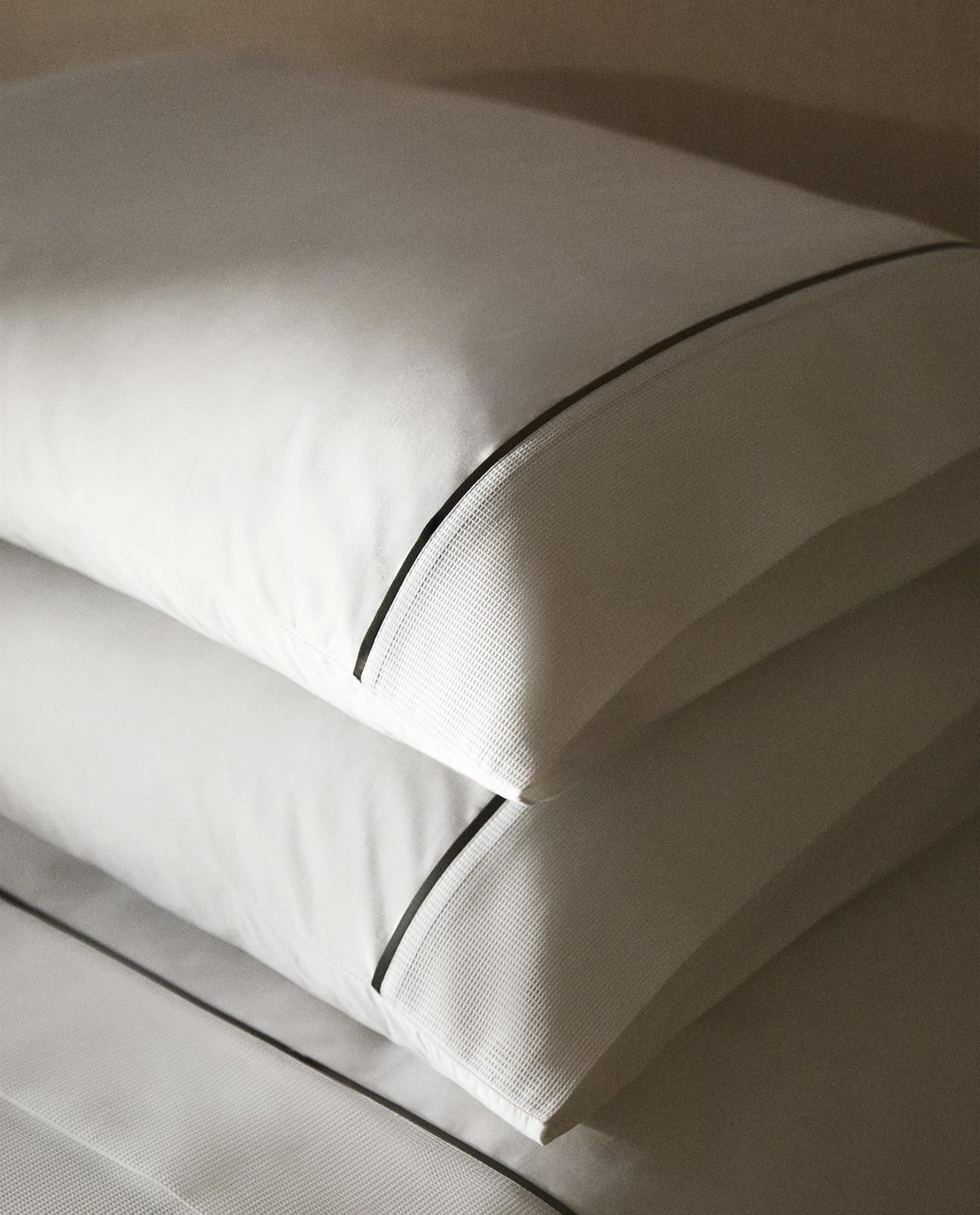 ZARA HOME НАВОЛОЧКА ИЗ ПИКЕ С КАНТОВКОЙ ракурс 2