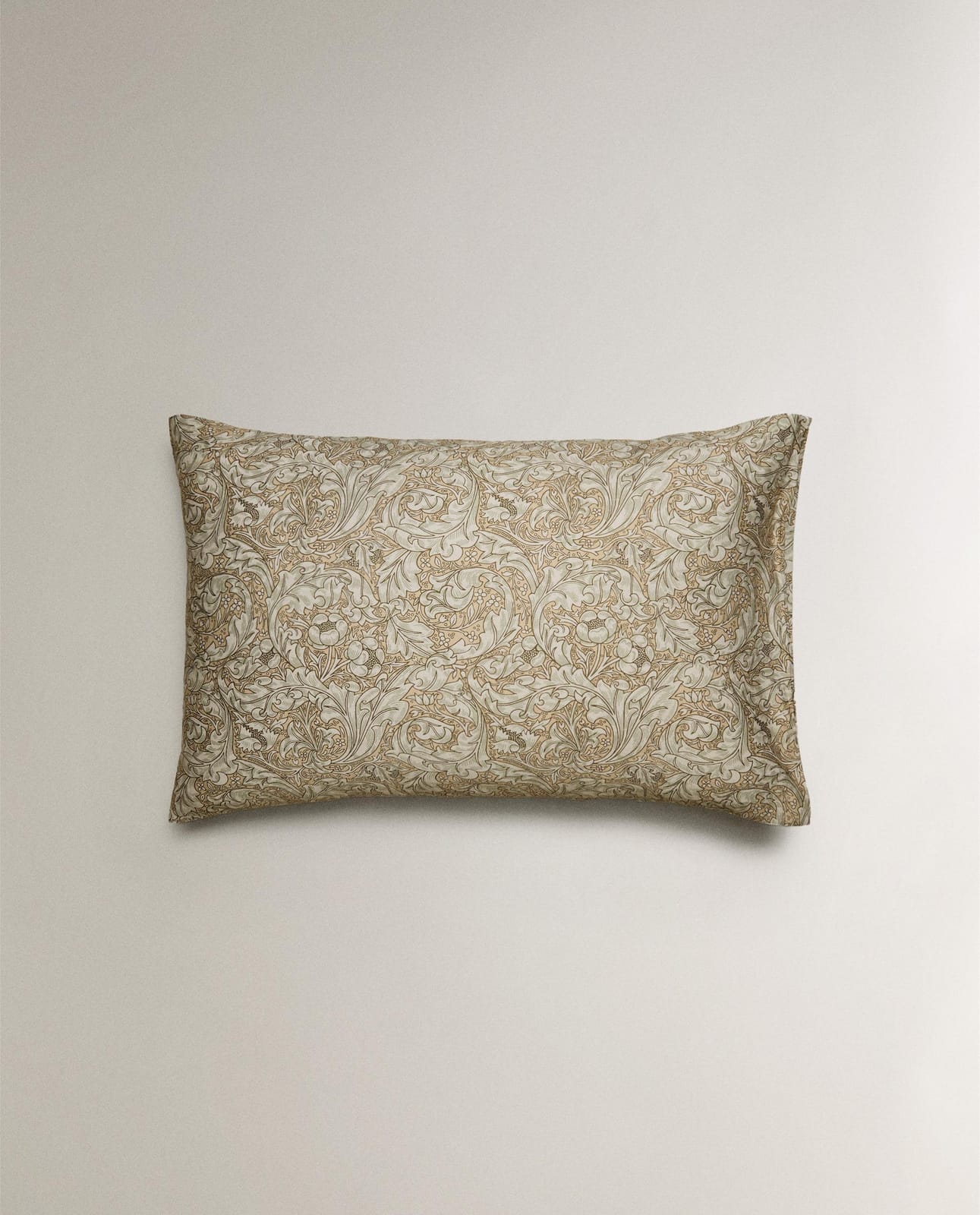 ZARA HOME ПОДУШЕЧНАЯ НАВОЛОЧКА ИЗ ХЛОПКОВОЙ САТИНЫ С ЦВЕТОЧНЫМ УЗОРОМ MORRIS & CO. ракурс 2