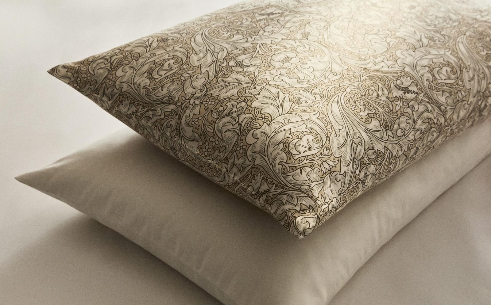 ZARA HOME ПОДУШЕЧНАЯ НАВОЛОЧКА ИЗ ХЛОПКОВОЙ САТИНЫ С ЦВЕТОЧНЫМ УЗОРОМ MORRIS & CO. ракурс 7