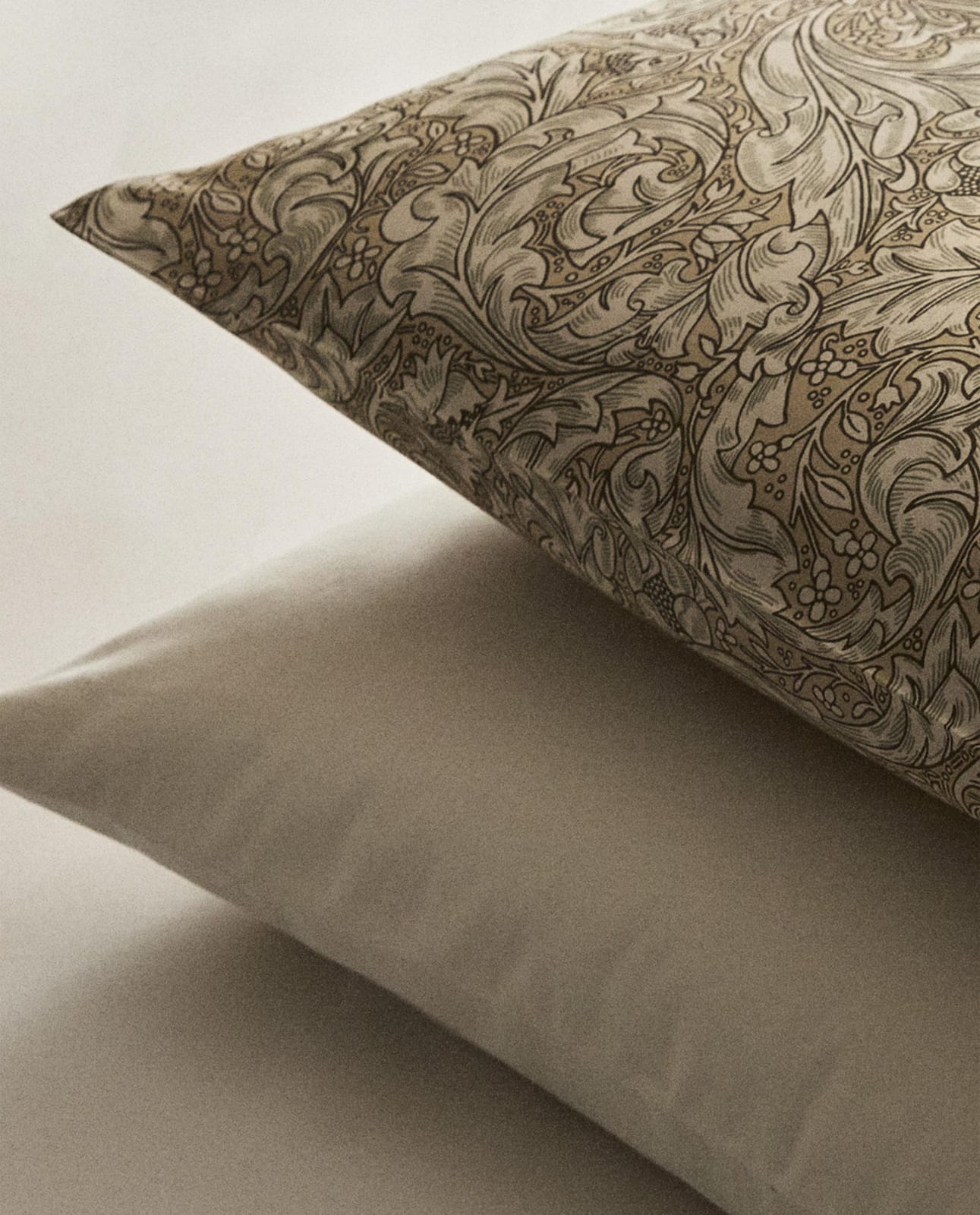 ZARA HOME ПОДУШЕЧНАЯ НАВОЛОЧКА ИЗ ХЛОПКОВОЙ САТИНЫ С ЦВЕТОЧНЫМ УЗОРОМ MORRIS & CO. ракурс 6