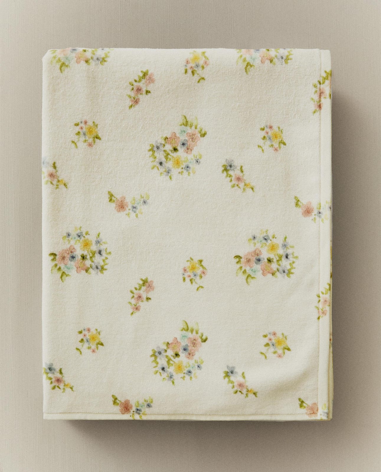 ZARA HOME ПОЛОТЕНЦЕ БАННОЕ ВЕЛЮРОВОЕ С ЦВЕТОЧНЫМ ПРИНТОМ ракурс 6