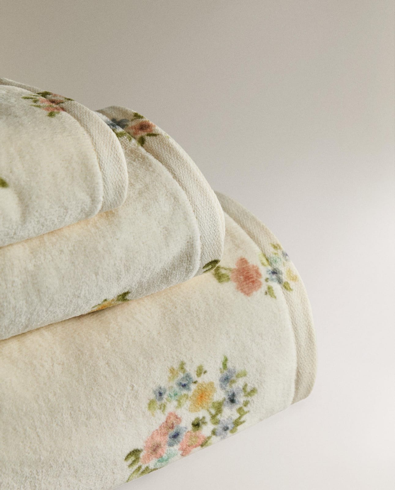 ZARA HOME ПОЛОТЕНЦЕ БАННОЕ ВЕЛЮРОВОЕ С ЦВЕТОЧНЫМ ПРИНТОМ ракурс 5