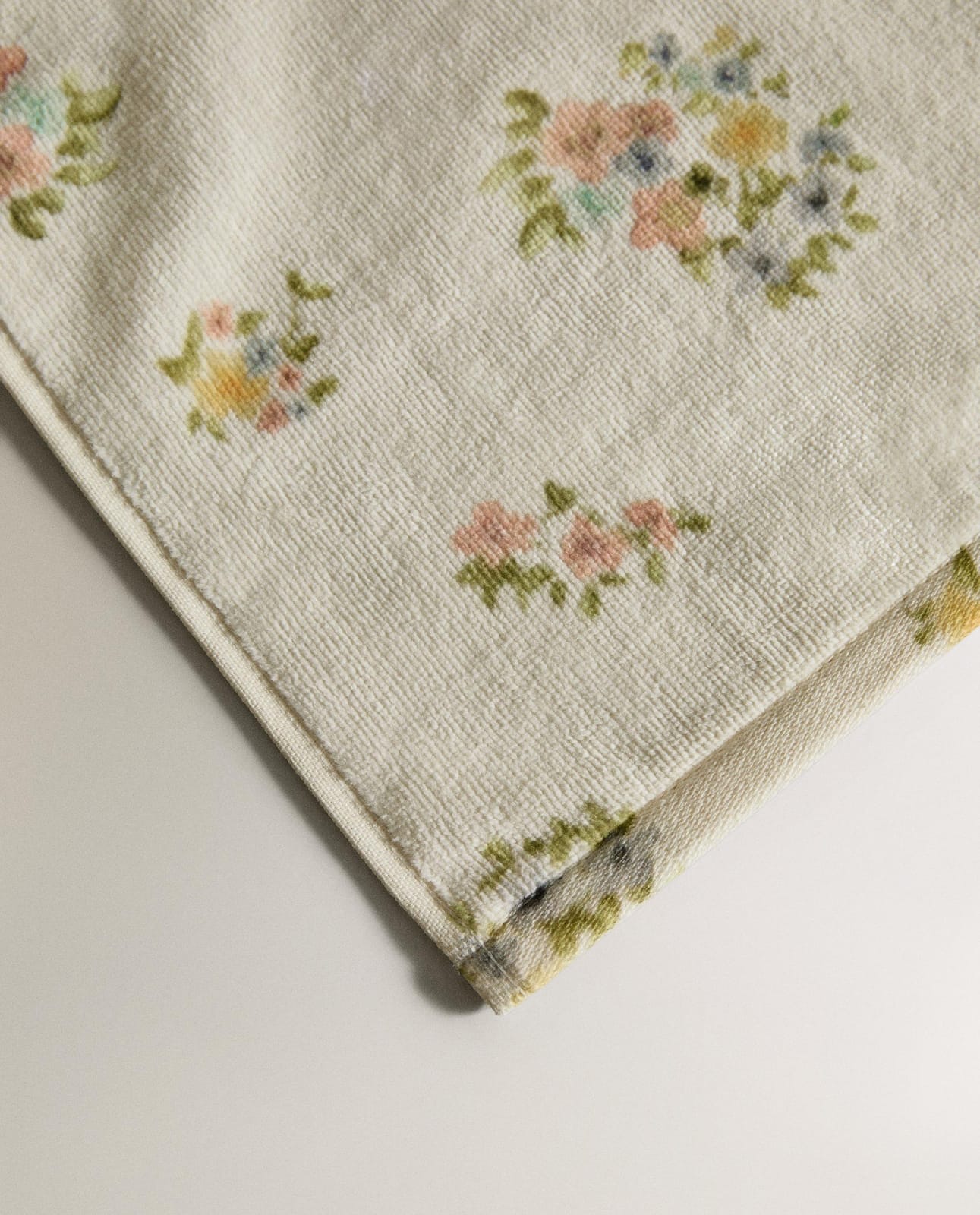 ZARA HOME ПОЛОТЕНЦЕ БАННОЕ ВЕЛЮРОВОЕ С ЦВЕТОЧНЫМ ПРИНТОМ ракурс 3