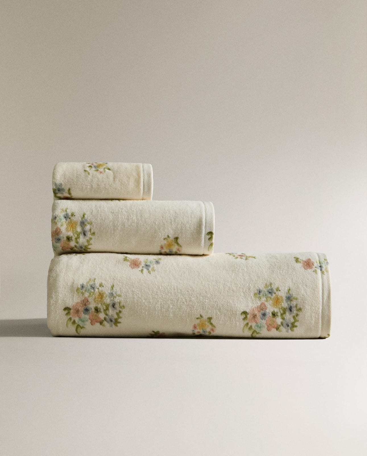 Полотенце для ванной ZARA HOME БАННОЕ ПОЛОТЕНЦЕ ВЕЛЮРОВОЕ С ПРИНТОМ ЦВЕТЫ WIELOKOLOROWY 90 x 150 см