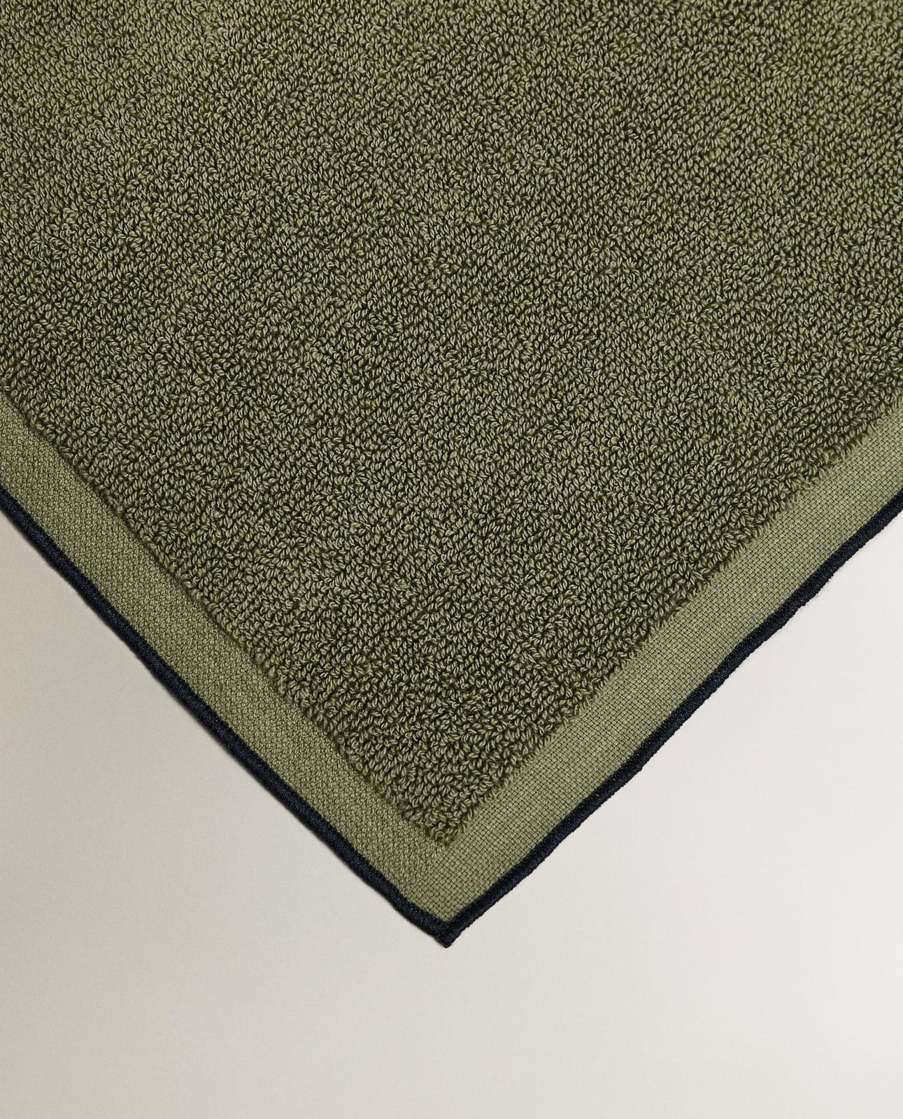 ZARA HOME КОВРИК ДЛЯ ВАННОЙ С ДЕКОРАТИВНОЙ СТРОЧКОЙ ракурс 3