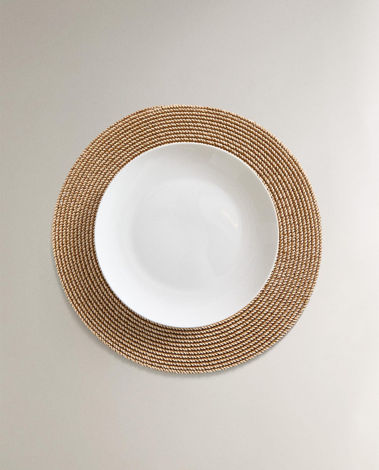 ZARA HOME БУМАЖНАЯ ПОДКЛАДКА ПОД ТАРЕЛКУ (КОМПЛЕКТ 2 ШТ.) ракурс 3