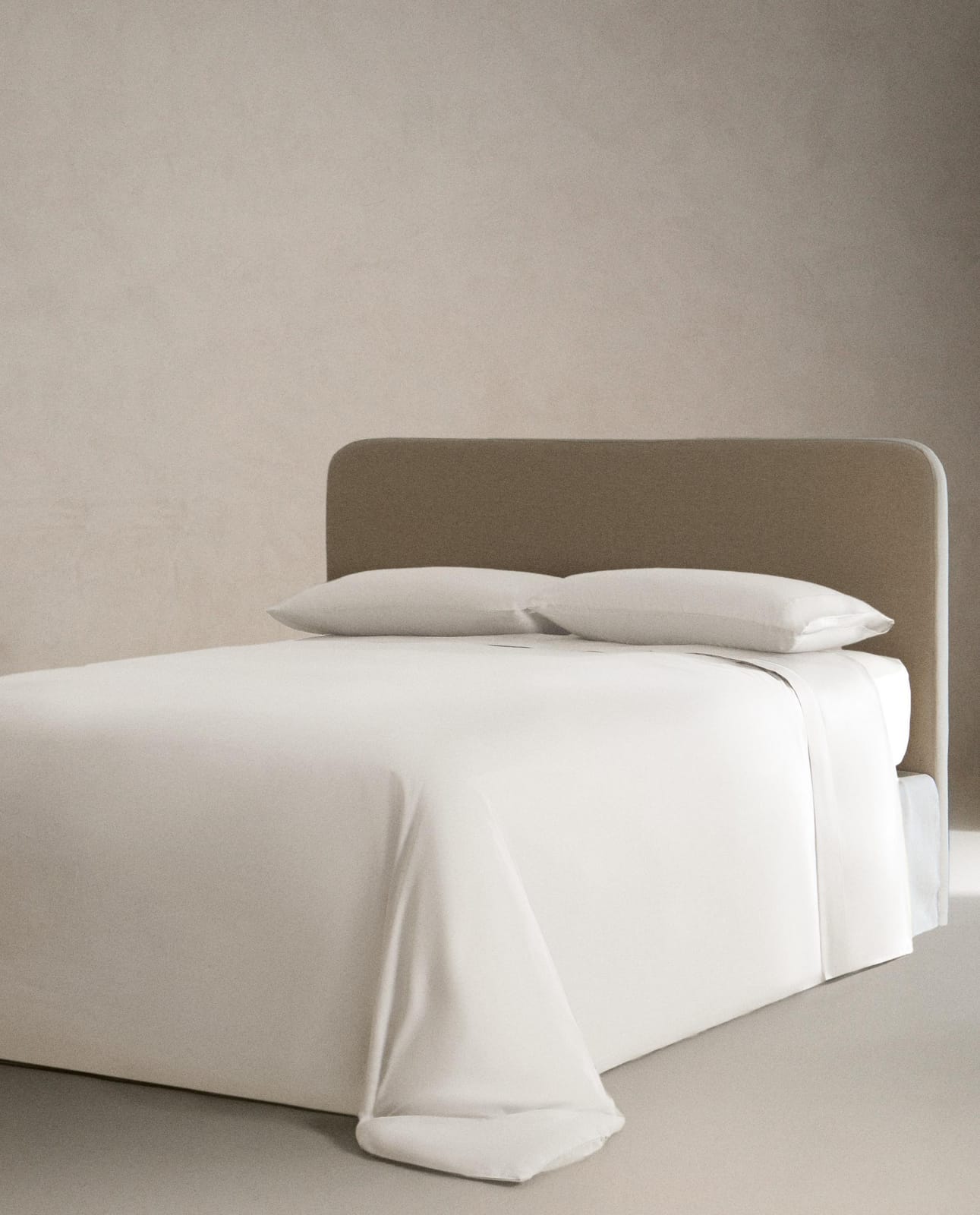 ZARA HOME Сатиновая простыня на резинке | выс. 40 см (300 нитей) ракурс 4