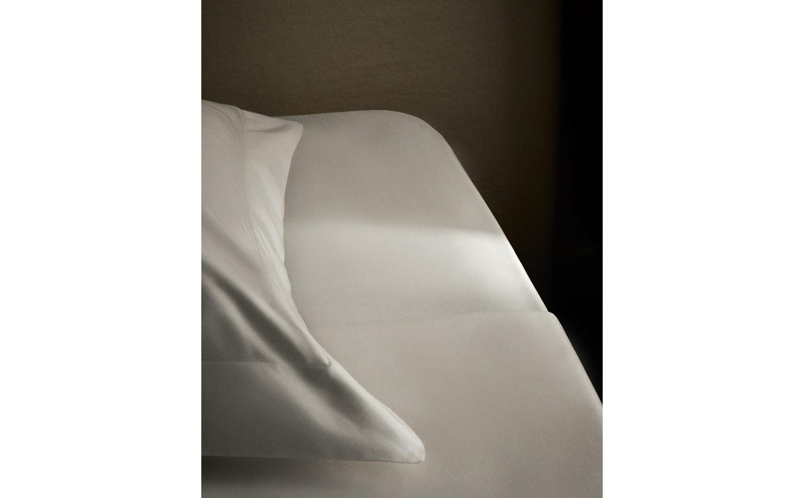 ZARA HOME Сатиновая простыня на резинке | выс. 40 см (300 нитей) ракурс 7