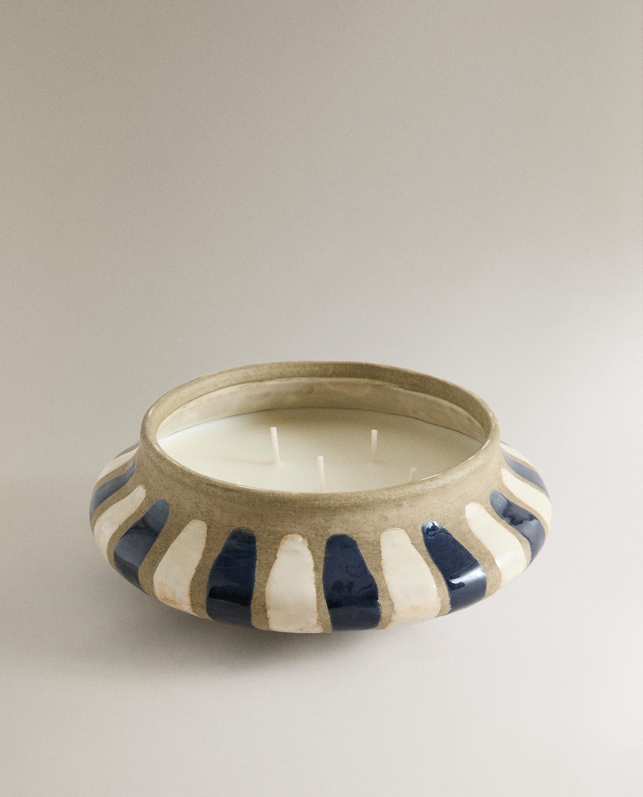 ZARA HOME (700 г) Ароматическая свеча ILLES BALEARS ракурс 6