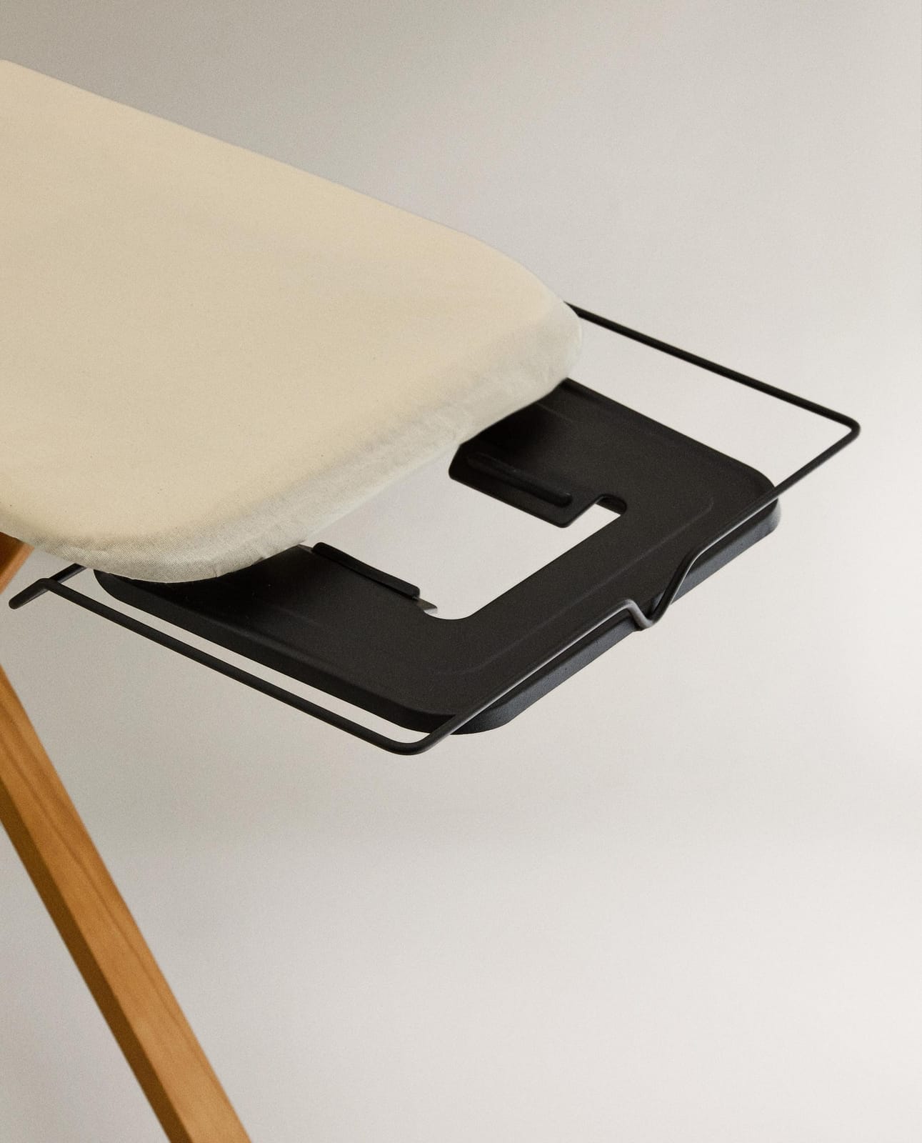 ZARA HOME ДЕРЕВЯННАЯ ГЛАДИЛЬНАЯ ДОСКА ракурс 7