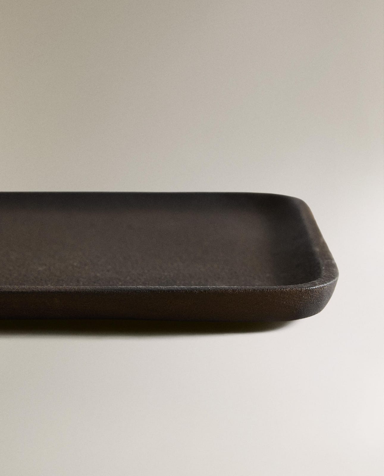 ZARA HOME ЧЕРНЫЙ МЕТАЛЛИЧЕСКИЙ ПОДНОС ракурс 5