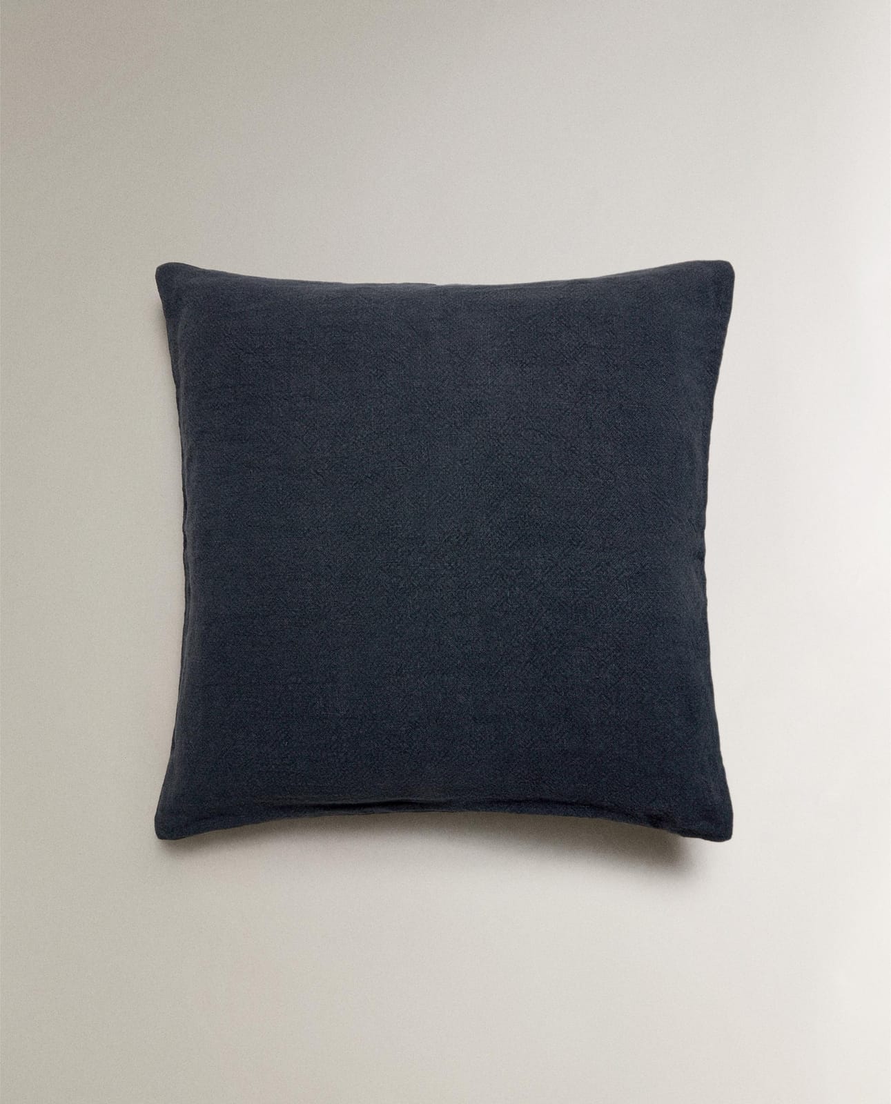 ZARA HOME Наволочка из льна с эффектом стирки (400 г/м²) ракурс 2