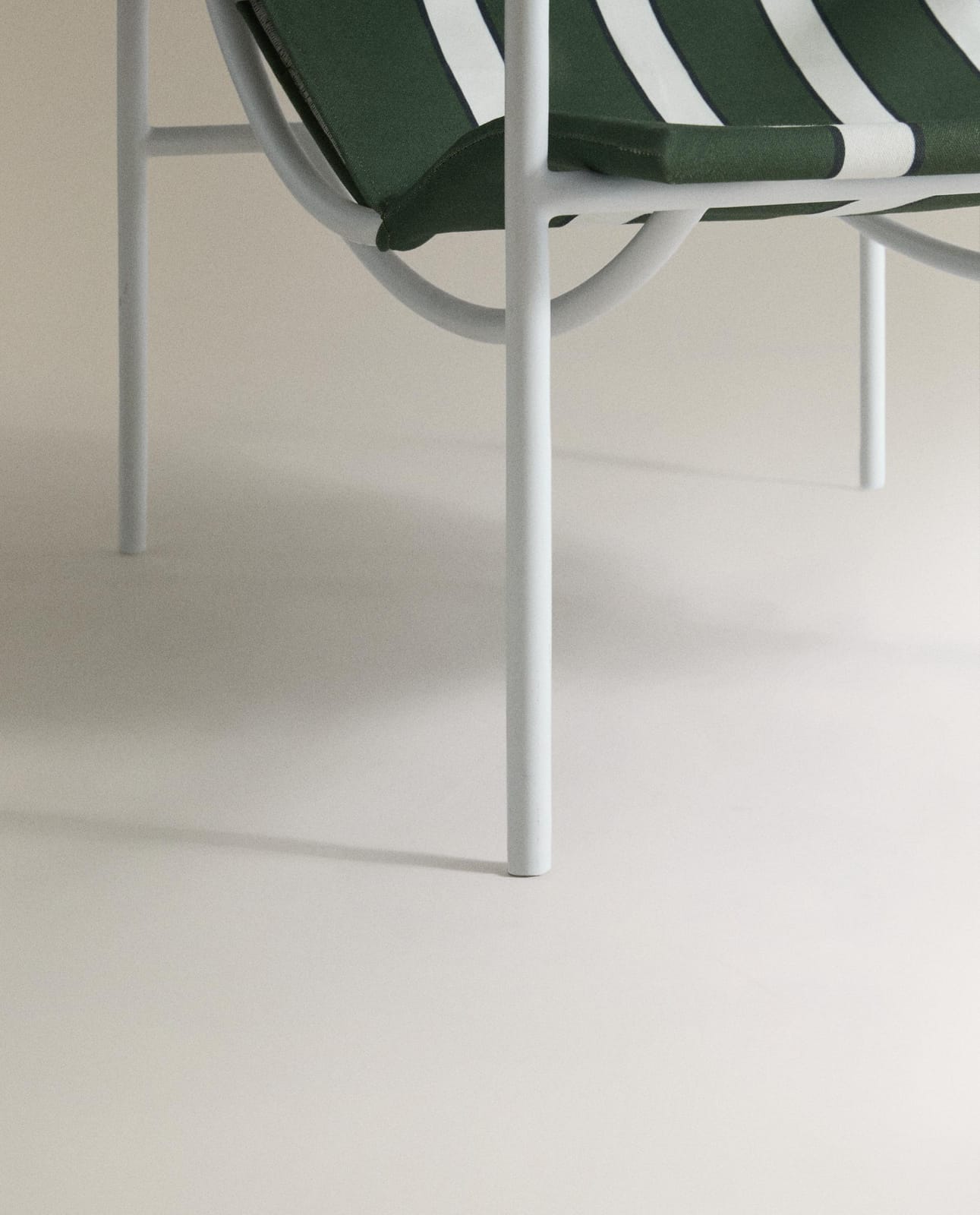 ZARA HOME КРЕСЛО С ЦВЕТНОЙ МЕТАЛЛИЧЕСКОЙ КОНСТРУКЦИЕЙ ракурс 6