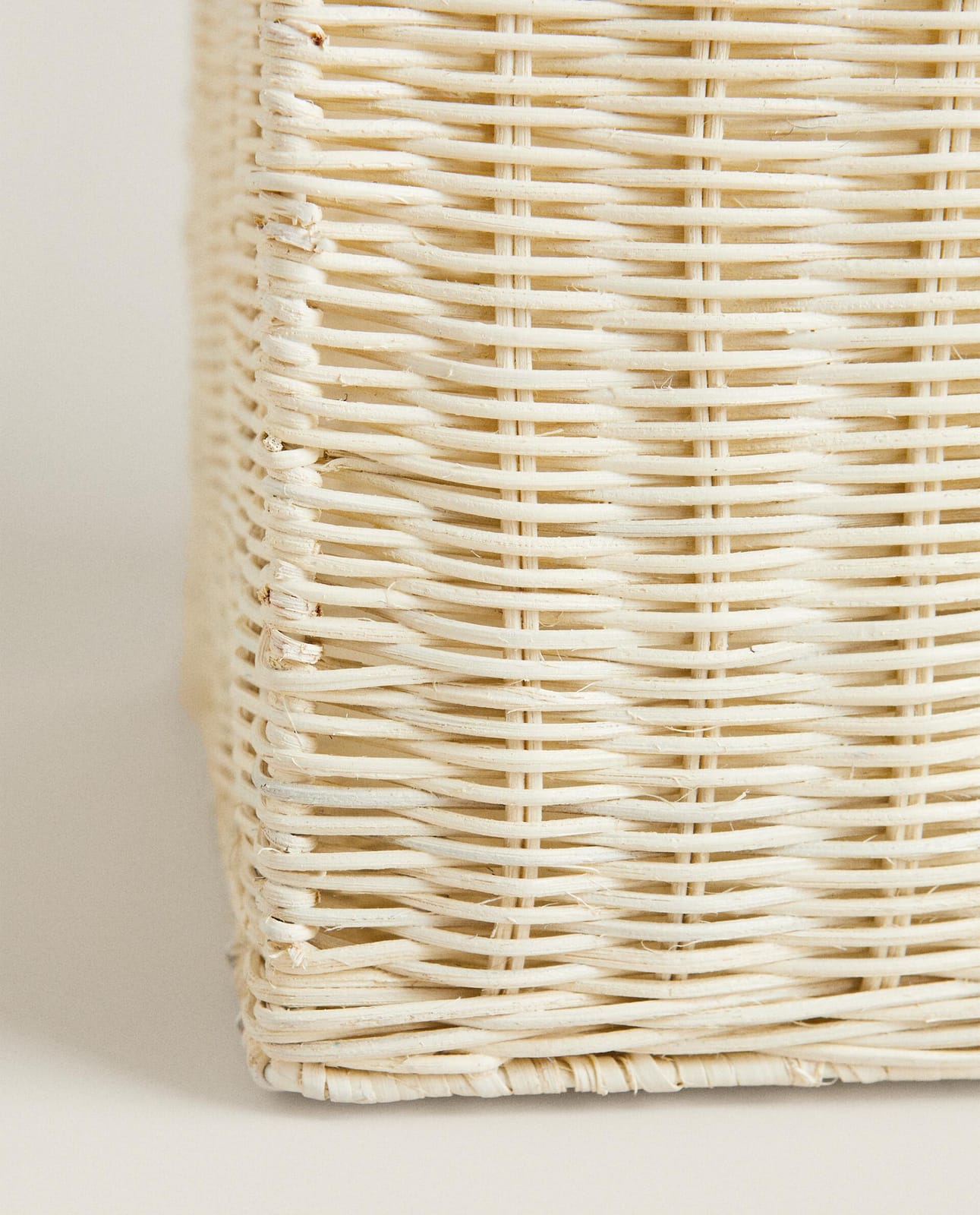 ZARA HOME КВАДРАТНАЯ КОРЗИНА ИЗ РОТАНГА ракурс 4