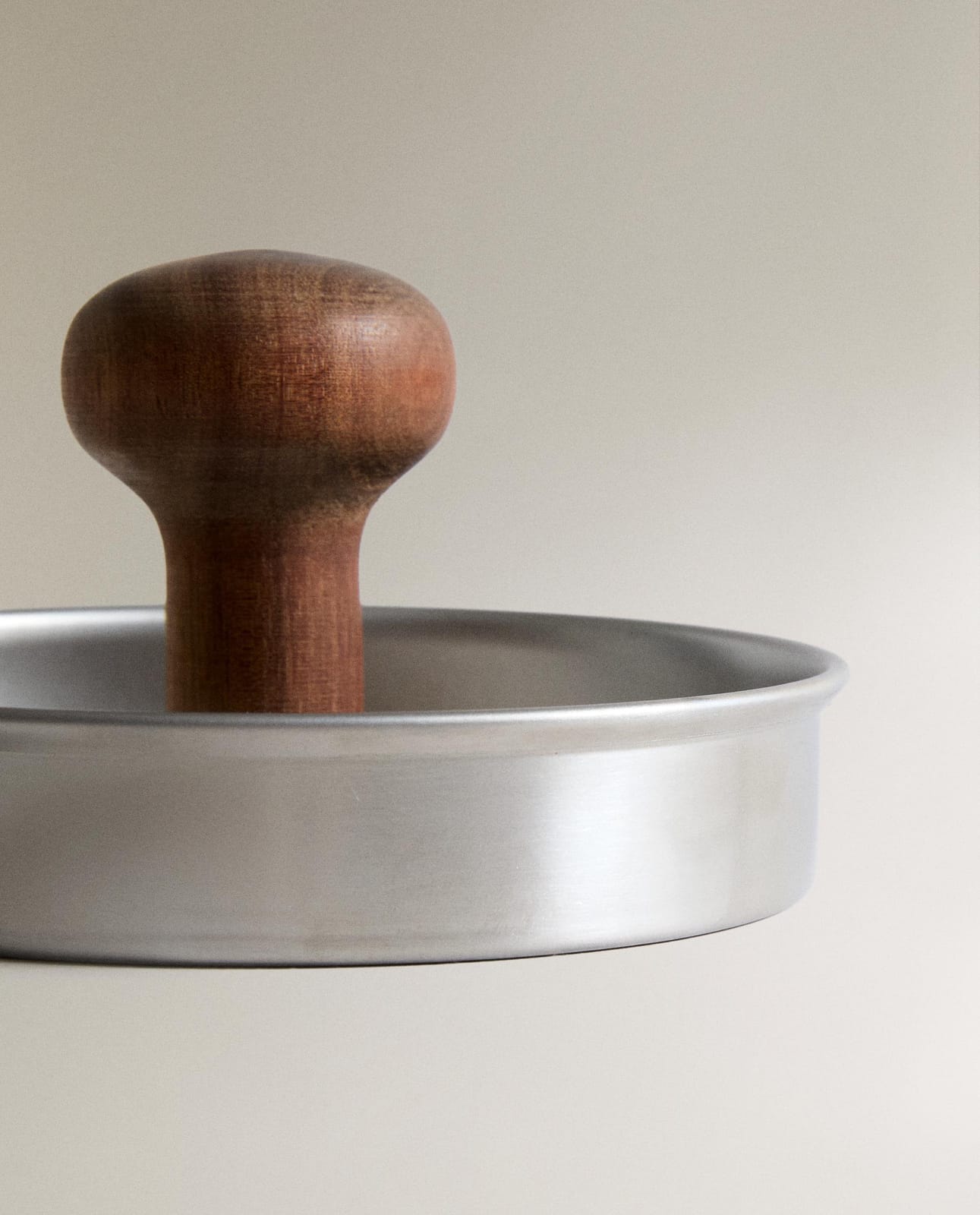 ZARA HOME СТАЛЬНОЙ ПРЕСС ДЛЯ БУРГЕРОВ С ДЕРЕВЯННОЙ РУЧКОЙ ракурс 2