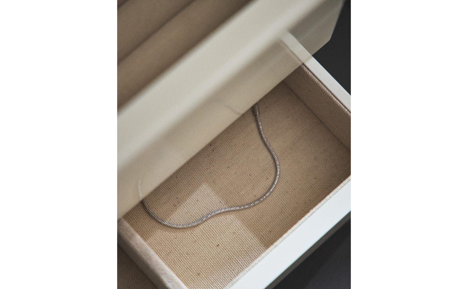 ZARA HOME ЛАКИРОВАННАЯ ШКАТУЛКА ДЛЯ УКРАШЕНИЙ С БОЛЬШОЙ КРЫШКОЙ И ЯЩИКОМ ракурс 3