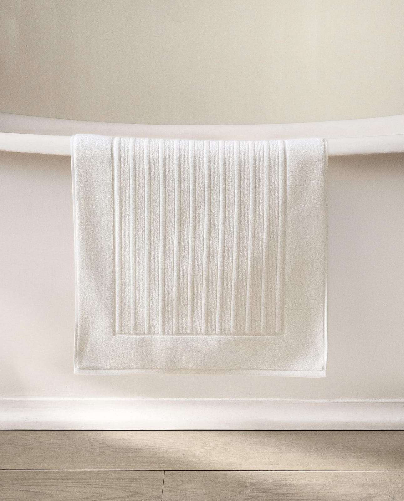 ZARA HOME ВЕЛЮРОВЫЙ ВАННЫЙ КОВРИК В ПОЛОСКУ ракурс 6