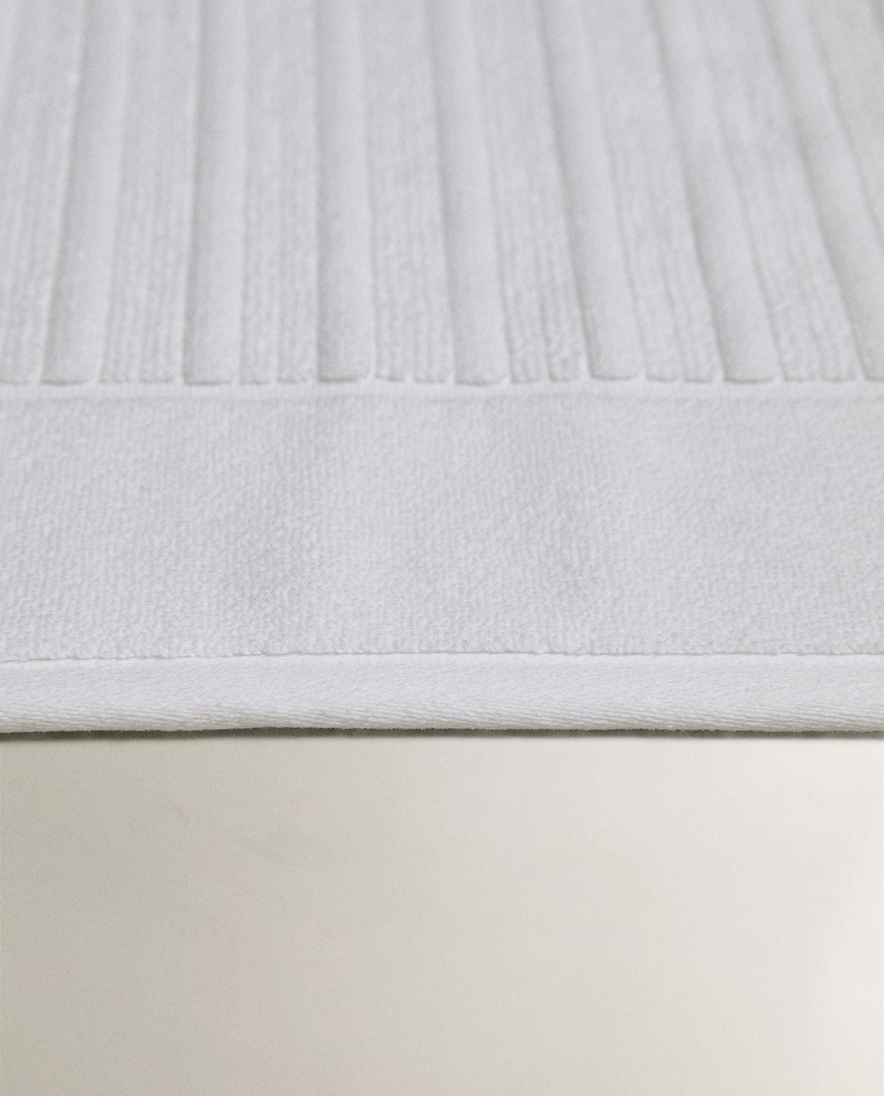 ZARA HOME ВЕЛЮРОВЫЙ ВАННЫЙ КОВРИК В ПОЛОСКУ ракурс 2
