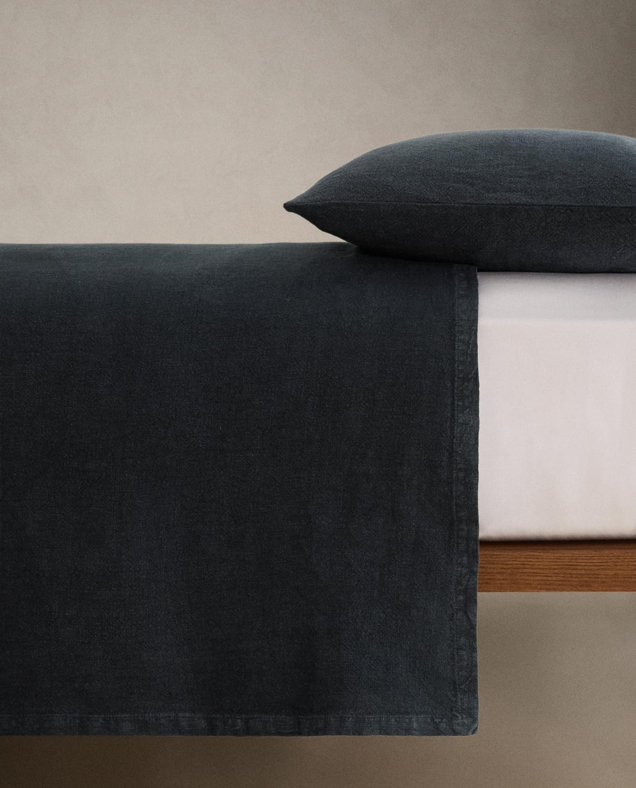 ZARA HOME НАКРЫВАЛО ИЗ СТИРАНОГО ЛЬНА (400 Г/М²) ракурс 2