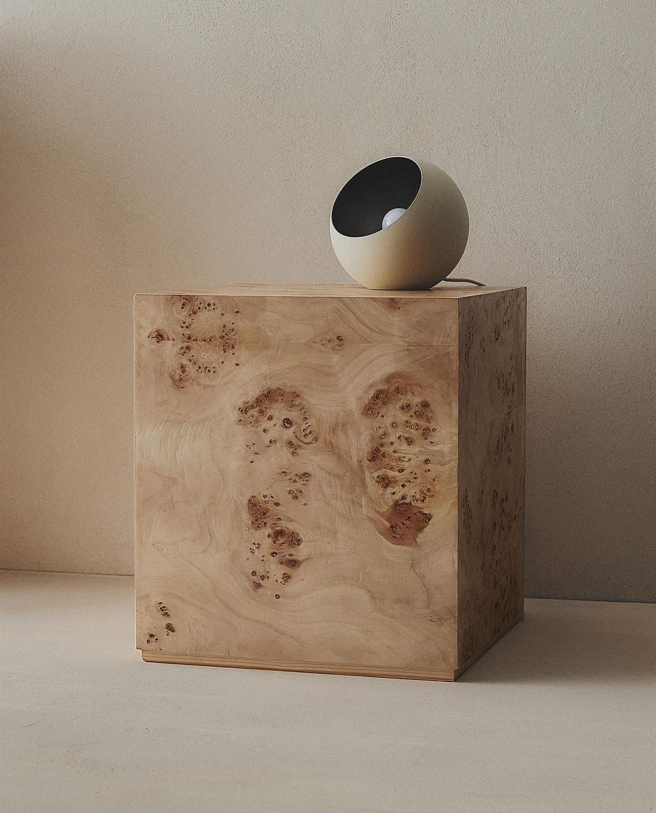 ZARA HOME КУБИЧЕСКИЙ СТОЛИК ИЗ КОРНЕВОГО ДЕРЕВА ракурс 3