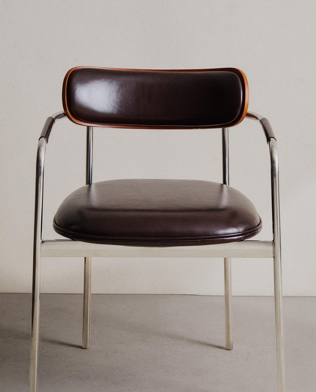 ZARA HOME СТУЛ ИЗ КОЖИ И НЕРЖАВЕЮЩЕЙ СТАЛИ ракурс 3