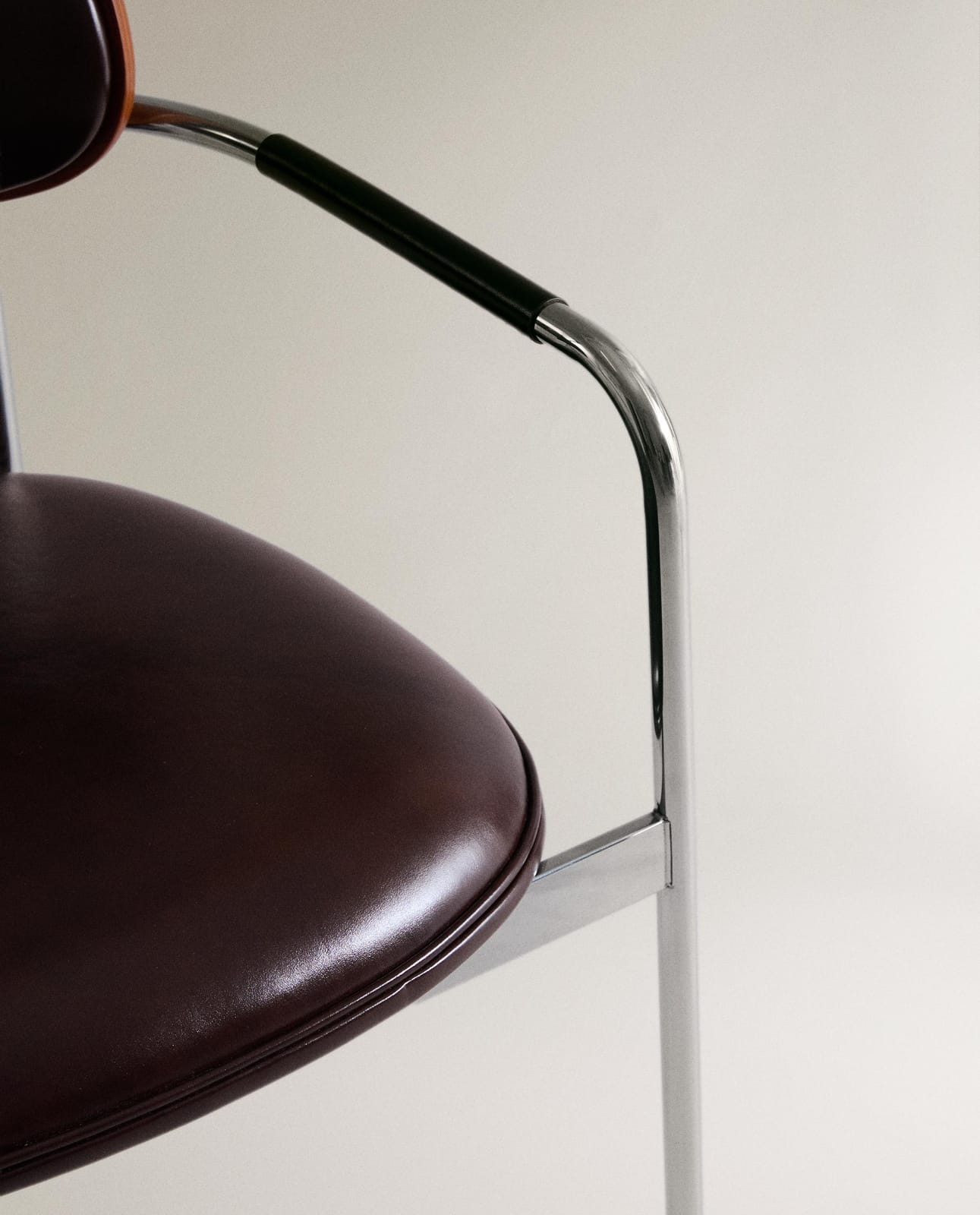 ZARA HOME СТУЛ ИЗ КОЖИ И НЕРЖАВЕЮЩЕЙ СТАЛИ ракурс 5