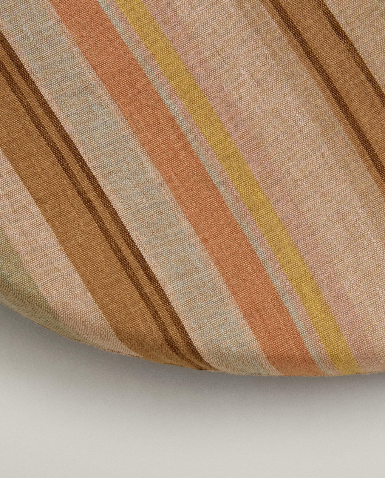 ZARA HOME ПОДУШКА ДЛЯ ДИВАНА В ПОЛОСКУ ракурс 4