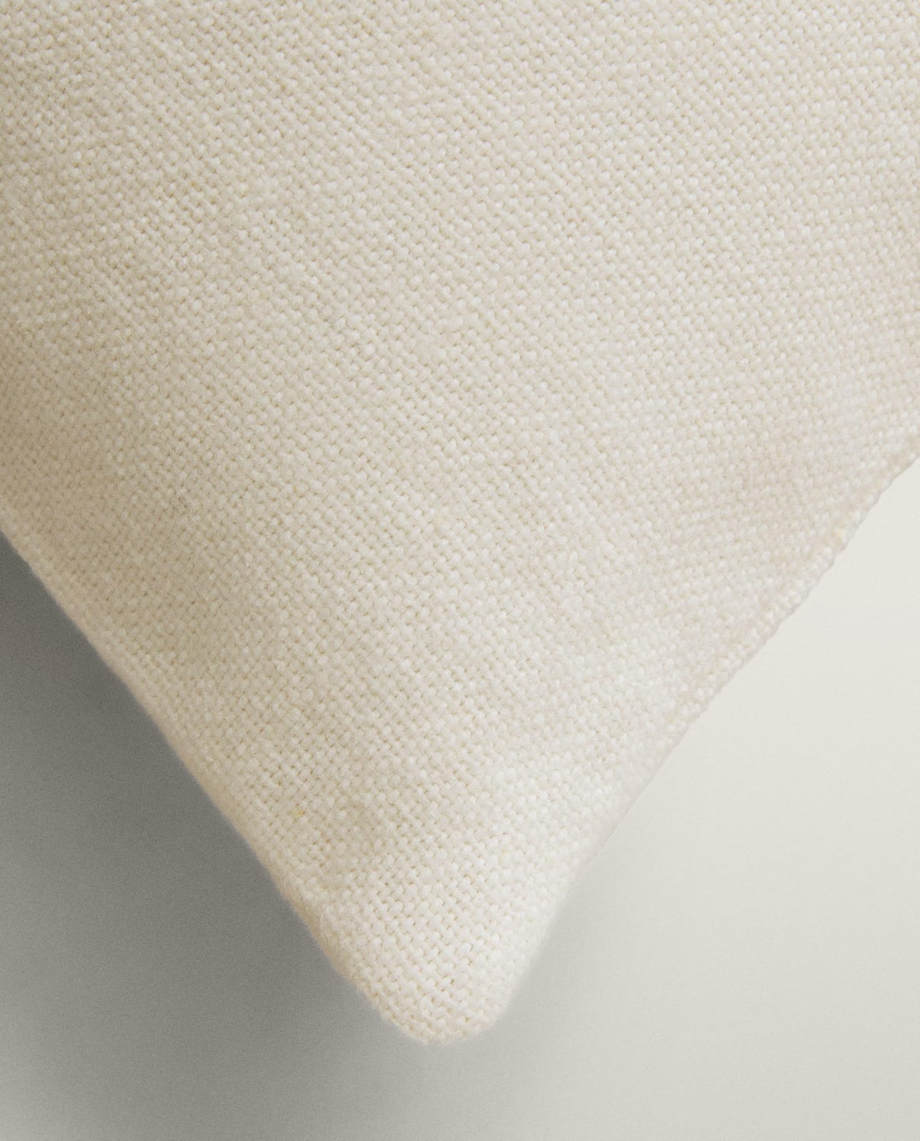 ZARA HOME ДЕКОРАТИВНАЯ НАВОЛОЧКА НА ПОДУШКУ С УКРАШЕНИЯМИ ракурс 4