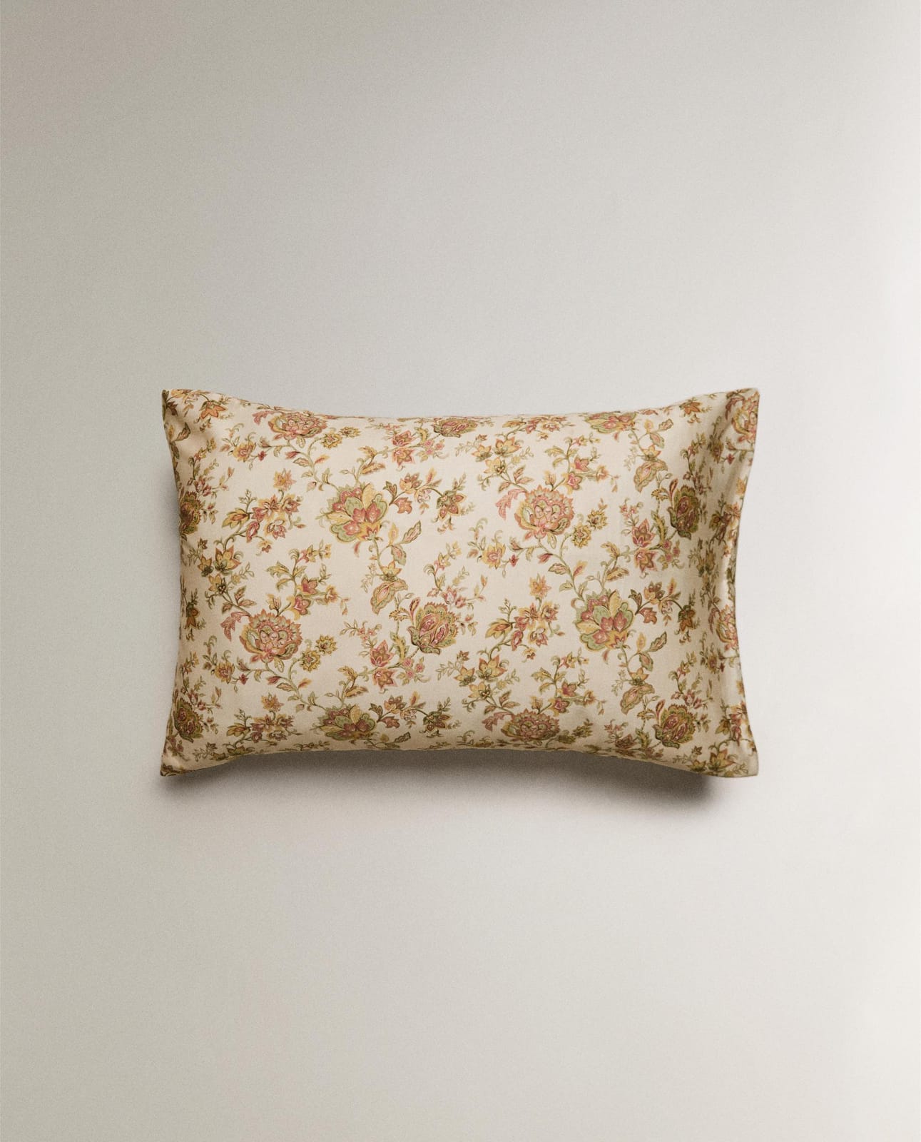 ZARA HOME САТИНОВАЯ НАВОЛОЧКА В ЦВЕТЫ ракурс 6