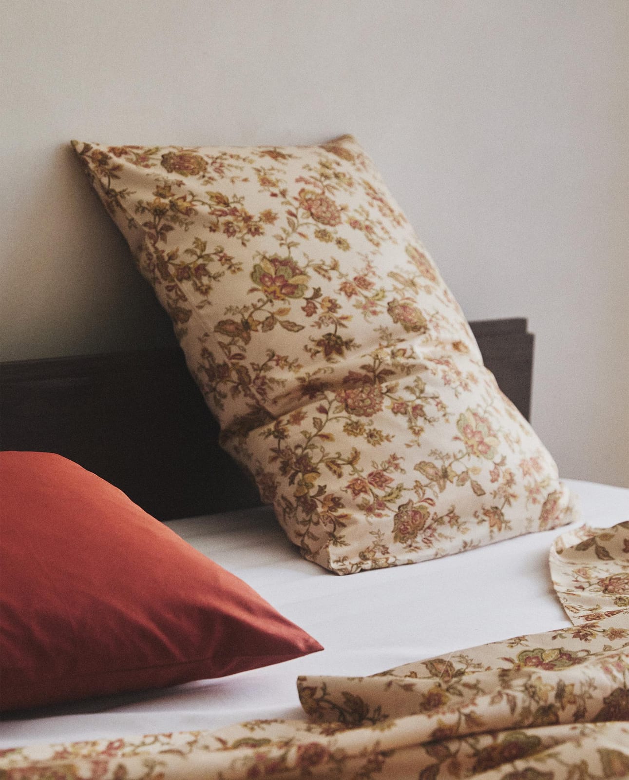 ZARA HOME САТИНОВАЯ НАВОЛОЧКА В ЦВЕТЫ ракурс 8