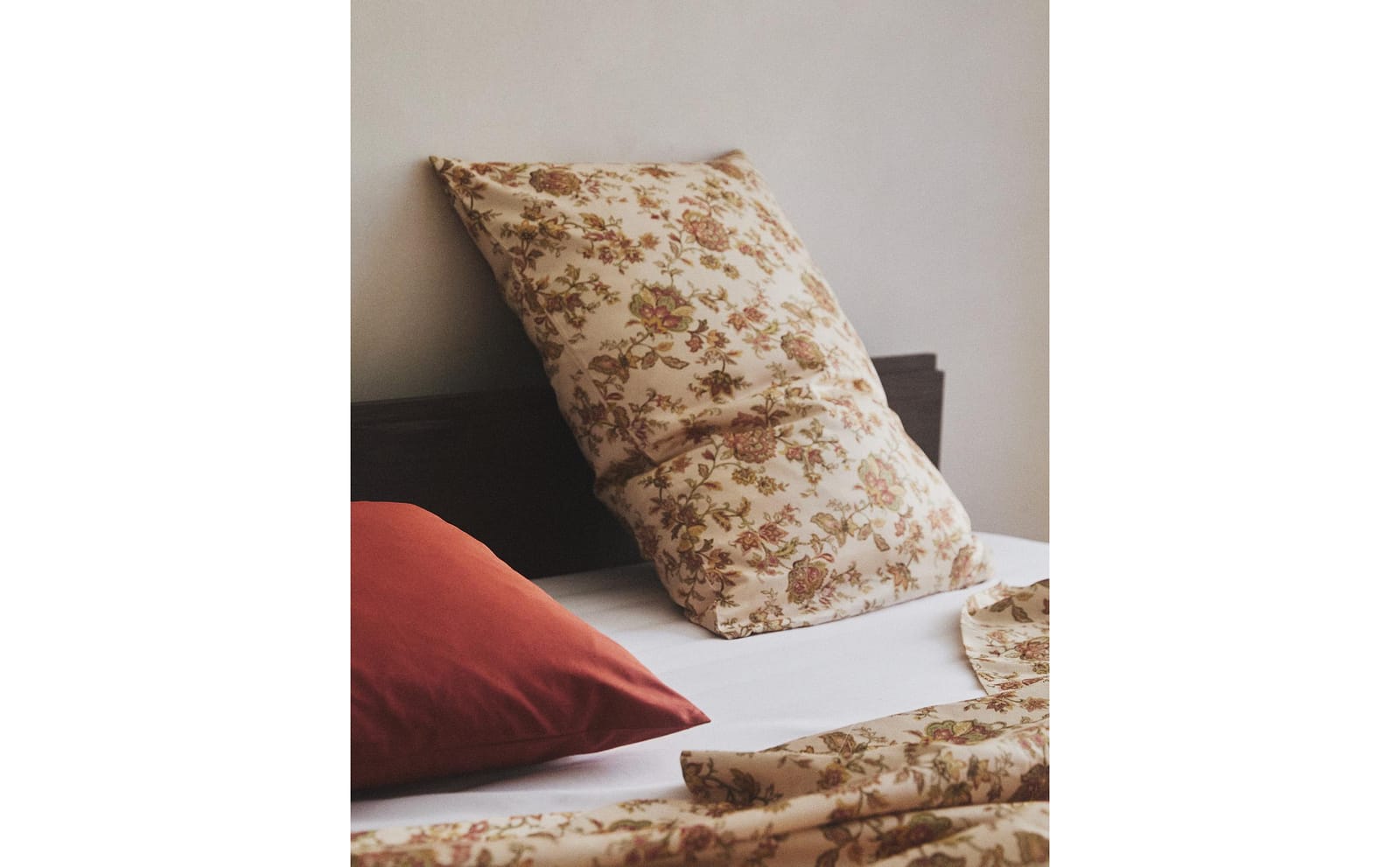 ZARA HOME САТИНОВАЯ НАВОЛОЧКА В ЦВЕТЫ ракурс 7