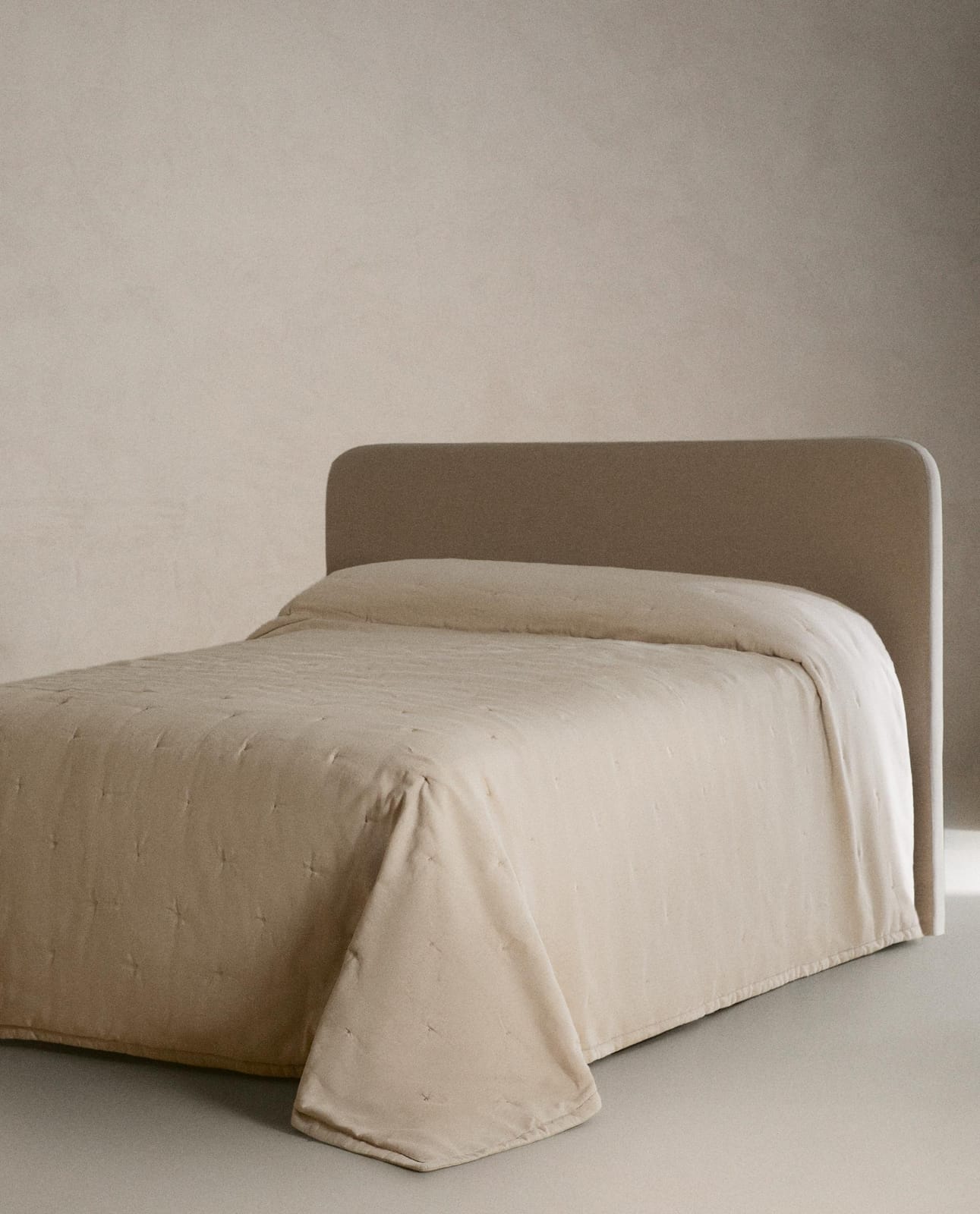 ZARA HOME НАКРЫВКА ИЗ ЛЬНА СТЕГАНАЯ В ТОЧКУ ракурс 6