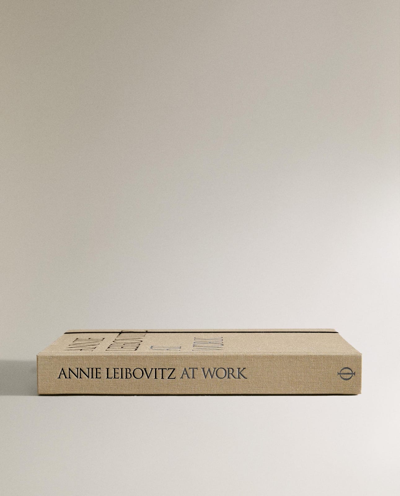 ZARA HOME КНИГА ANNIE LEIBOVITZ AT WORK (НА АНГЛИЙСКОМ ЯЗЫКЕ) ракурс 2