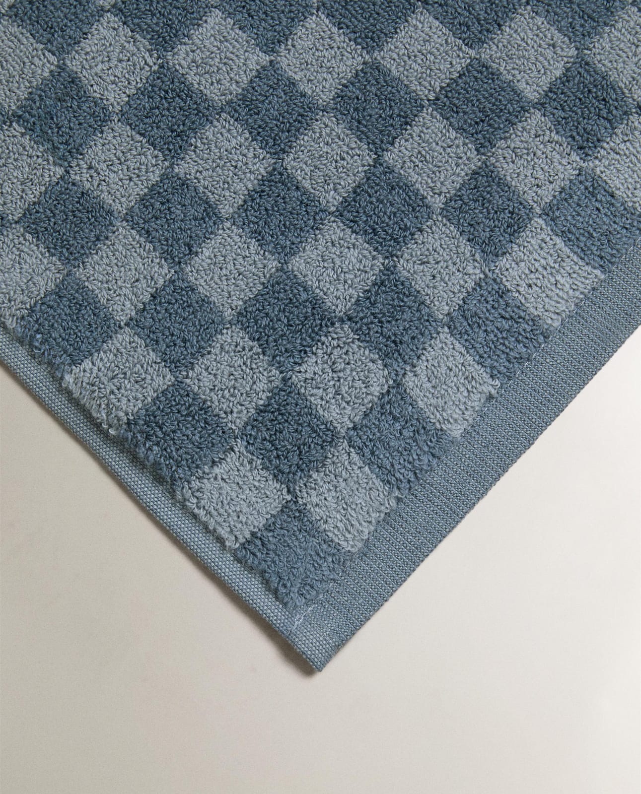 ZARA HOME КОВРИК ДЛЯ ВАННОЙ В КЛЕТКУ ракурс 5