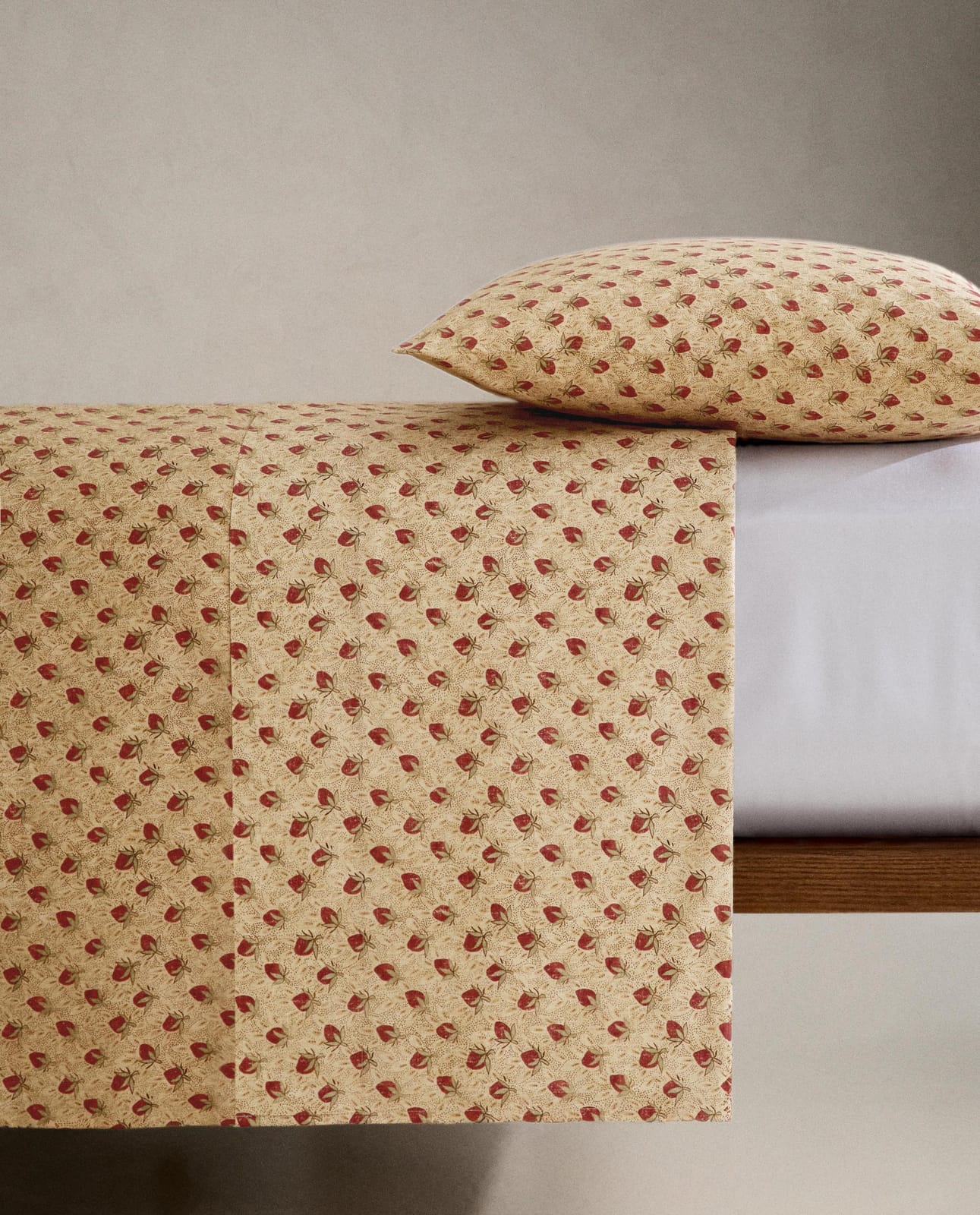 ZARA HOME Перкалевый пододеяльник с клубникой | KATHARINE POLE ракурс 3