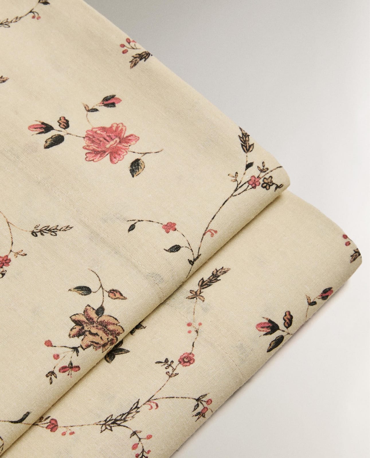 ZARA HOME ПРОСТЫНЯ БЕЗ РЕЗИНКИ ХЛОПКОВО-ЛЬНЯНАЯ С ЦВЕТОЧНЫМ УЗОРОМ | KATHARINE POLE ракурс 4