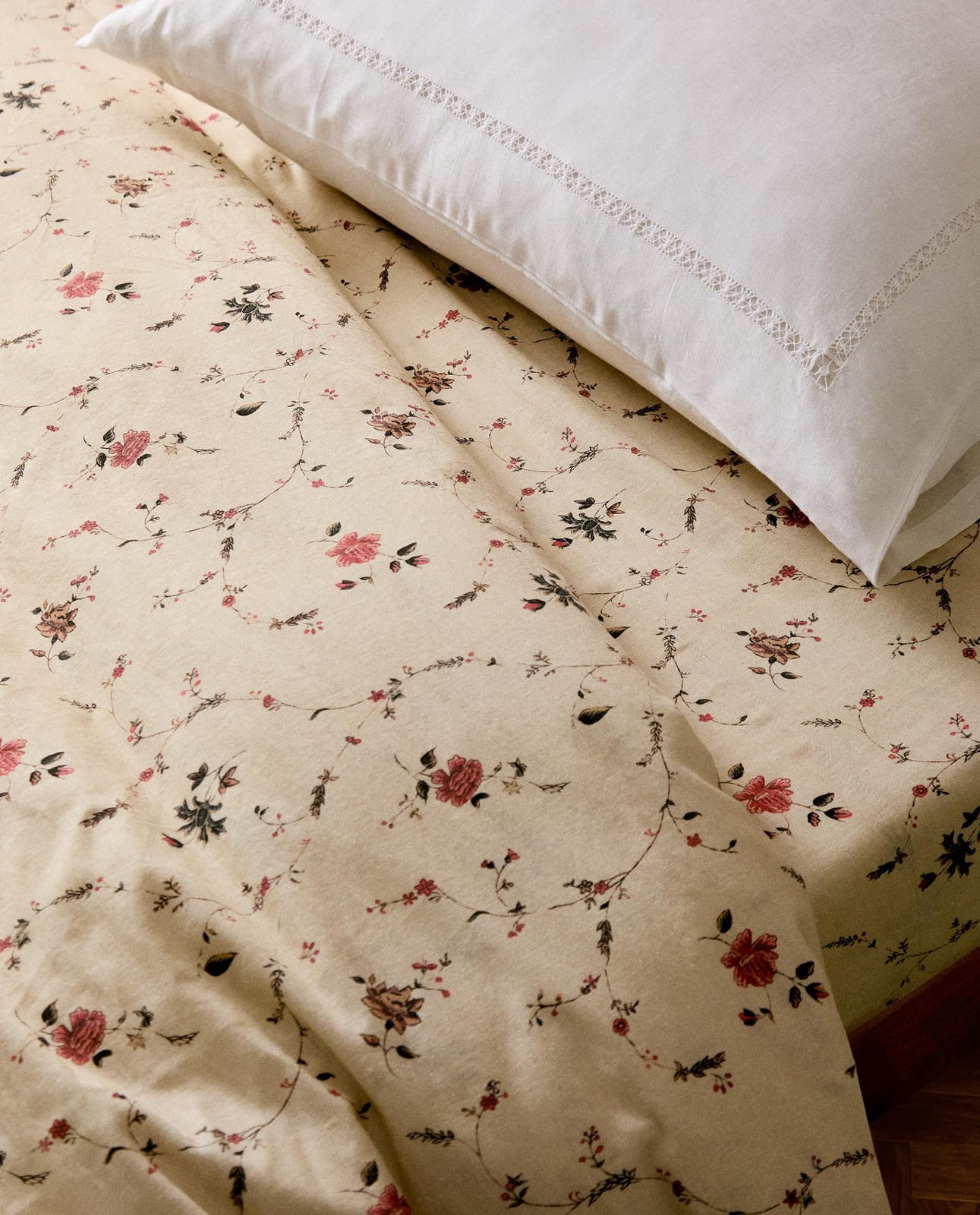 ZARA HOME ПРОСТЫНЯ БЕЗ РЕЗИНКИ ХЛОПКОВО-ЛЬНЯНАЯ С ЦВЕТОЧНЫМ УЗОРОМ | KATHARINE POLE ракурс 6