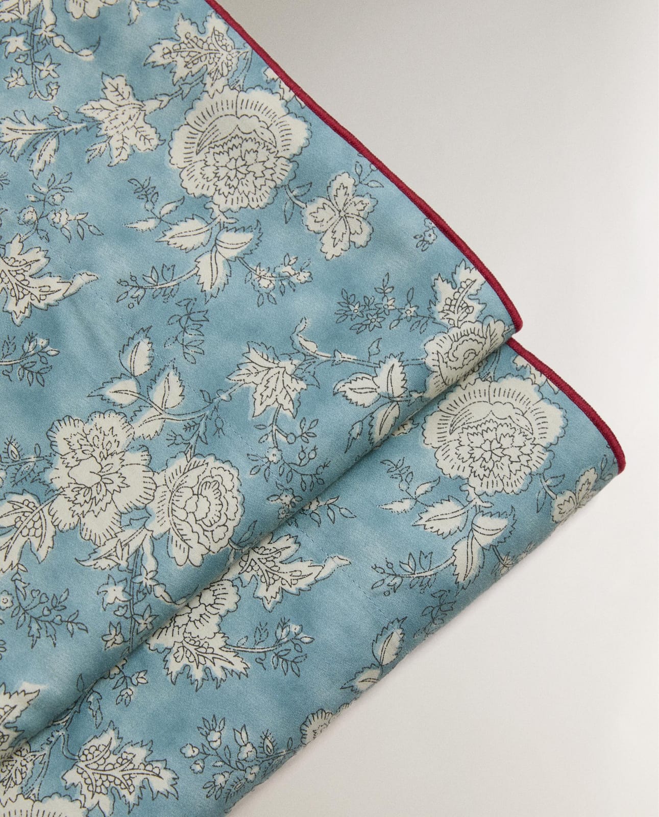 ZARA HOME ПРОСТЫНЯ БЕЗ РЕЗИНКИ ИЗ САТИНА С ЦВЕТОЧНЫМ УЗОРОМ С КАНТОМ ракурс 6