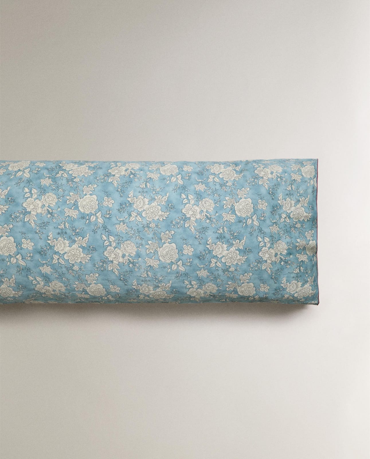 ZARA HOME НАВОЛОЧКА ИЗ САТИНА С ЦВЕТОЧНЫМ УЗОРОМ С ПАЙПИНГОМ ракурс 3