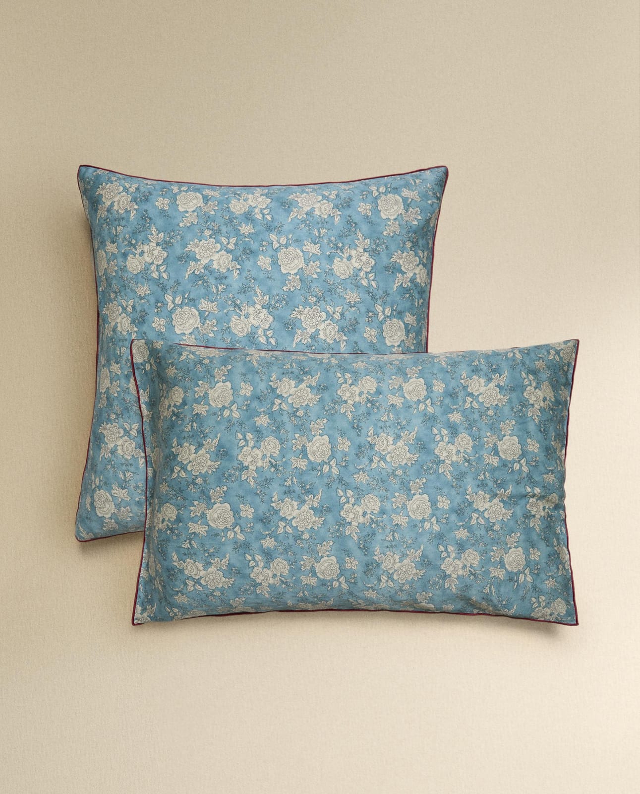 Наволочка ZARA HOME НАВОЛОЧКА ИЗ САТИНА С ЦВЕТОЧНЫМ УЗОРОМ С ПАЙПИНГОМ SZARY/NIEBIESKI 80 x 80 см
