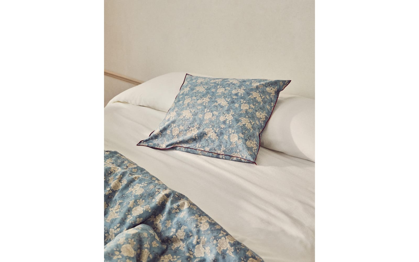 ZARA HOME НАВОЛОЧКА ИЗ САТИНА С ЦВЕТОЧНЫМ УЗОРОМ С ПАЙПИНГОМ ракурс 9
