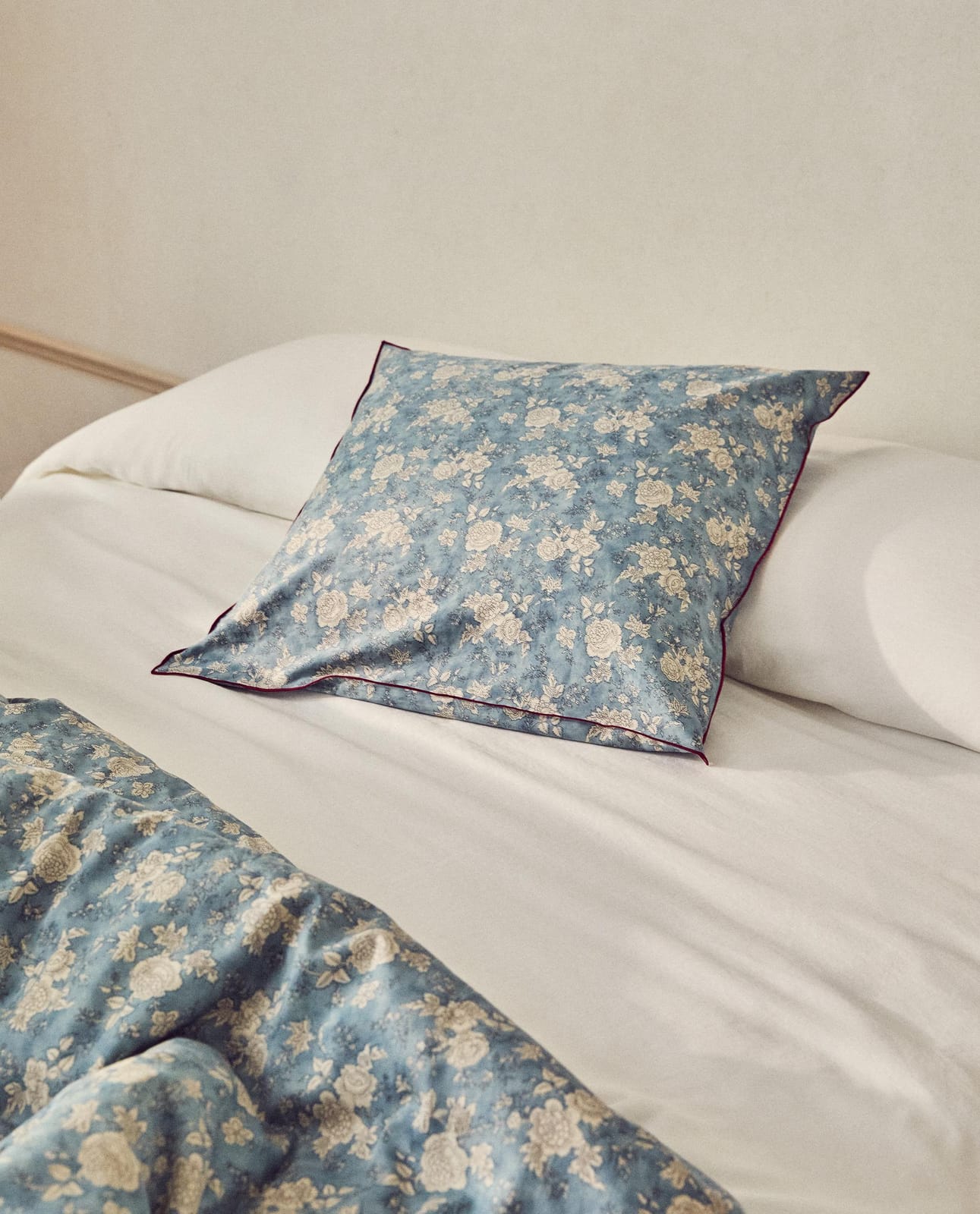 ZARA HOME НАВОЛОЧКА ИЗ САТИНА С ЦВЕТОЧНЫМ УЗОРОМ С ПАЙПИНГОМ ракурс 8