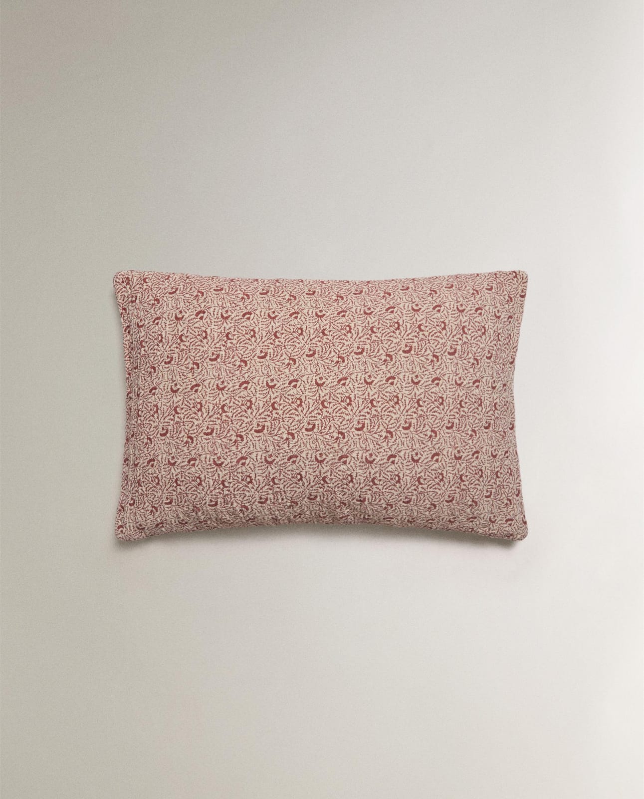 ZARA HOME НАВОЛОЧКА НА ПОДУШКУ ИЗ ХЛОПКА И ЛЬНА С ВЕТОЧКАМИ ракурс 2