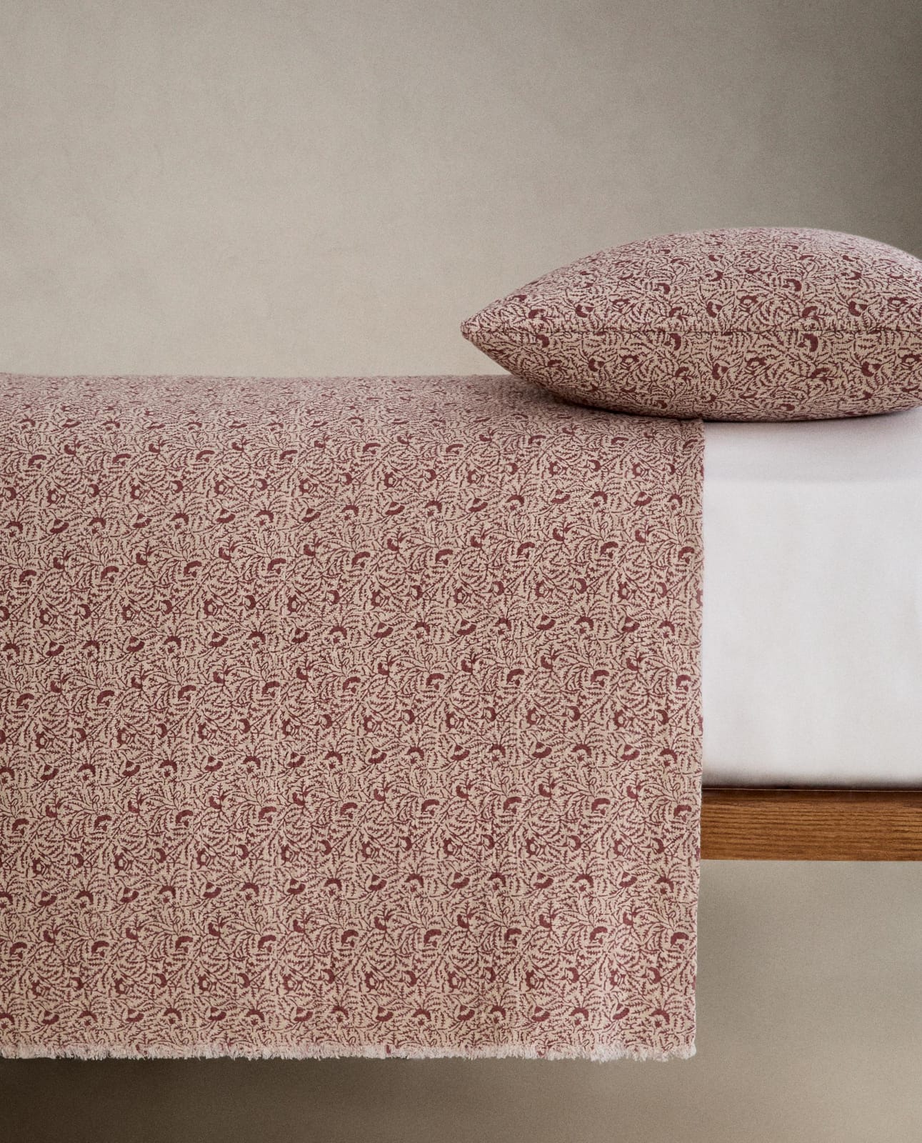 ZARA HOME Хлопково-льняное покрывало с мотивом веточек ракурс 3