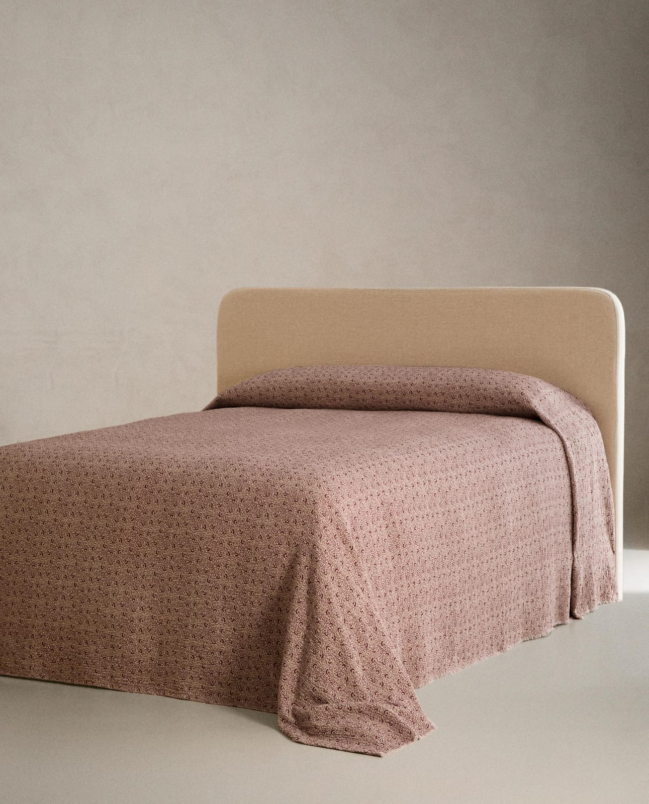 ZARA HOME Хлопково-льняное покрывало с мотивом веточек ракурс 5