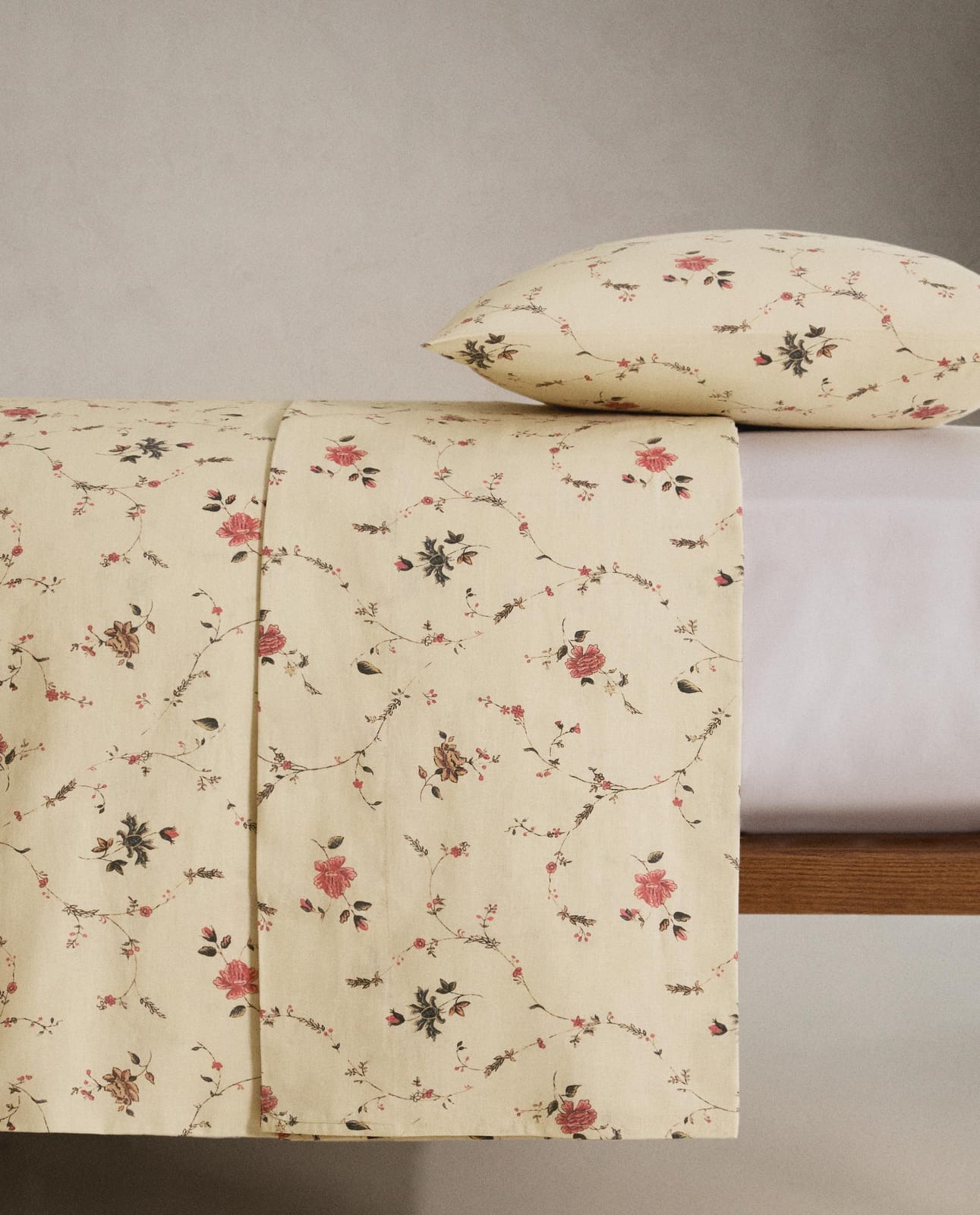 ZARA HOME ПРОСТЫНЯ БЕЗ РЕЗИНКИ ХЛОПКОВО-ЛЬНЯНАЯ С ЦВЕТОЧНЫМ УЗОРОМ | KATHARINE POLE ракурс 3