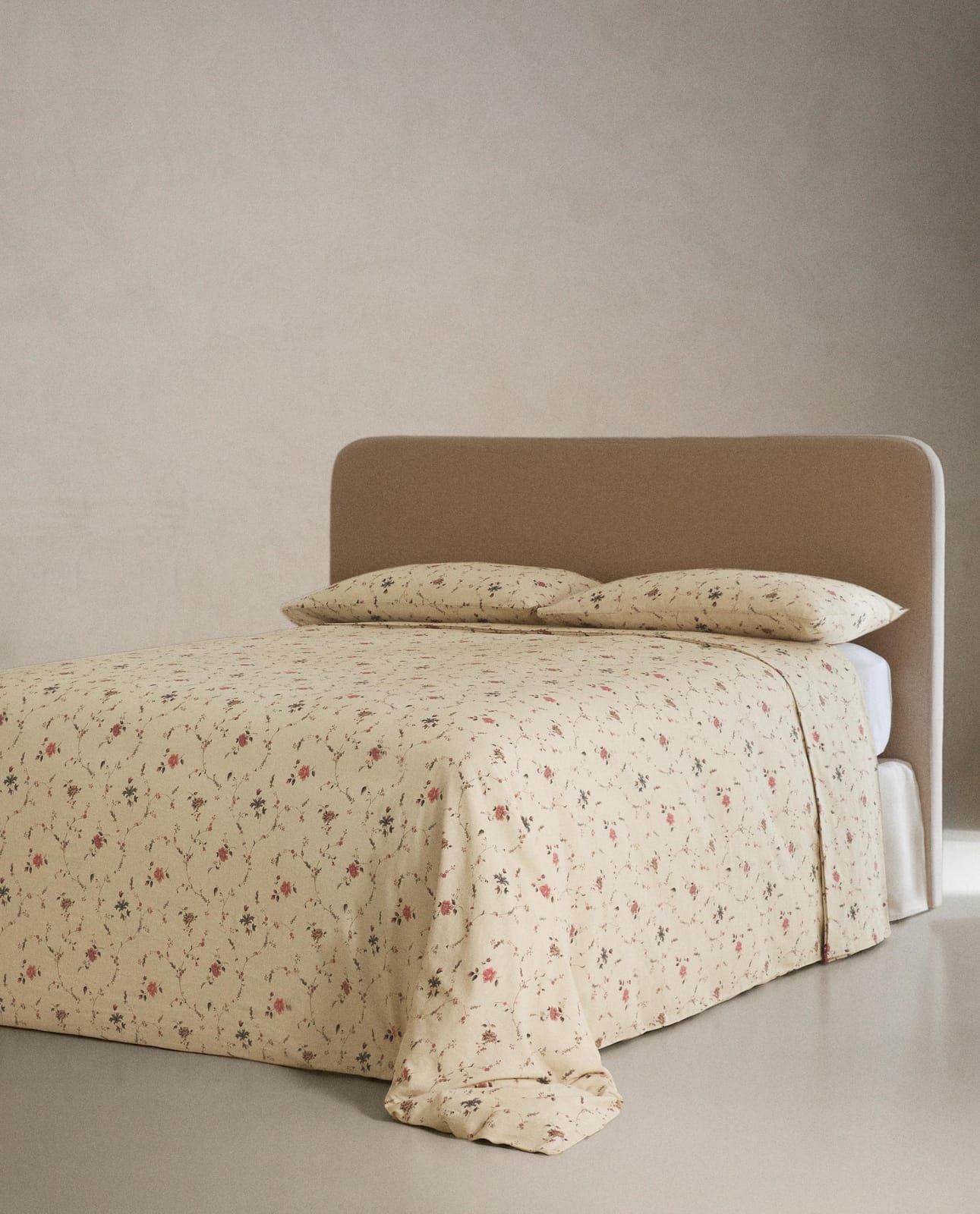 ZARA HOME ПРОСТЫНЯ БЕЗ РЕЗИНКИ ХЛОПКОВО-ЛЬНЯНАЯ С ЦВЕТОЧНЫМ УЗОРОМ | KATHARINE POLE ракурс 2