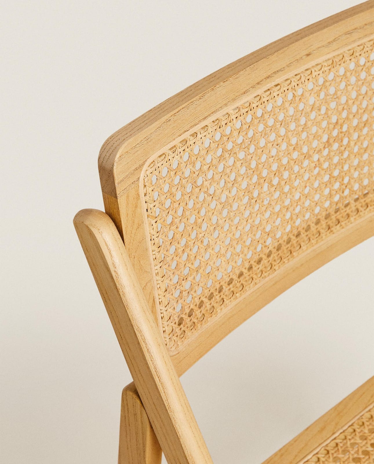 ZARA HOME СКЛАДНОЙ СТУЛ ДЕРЕВЯННЫЙ И РАТТАНОВЫЙ ракурс 8