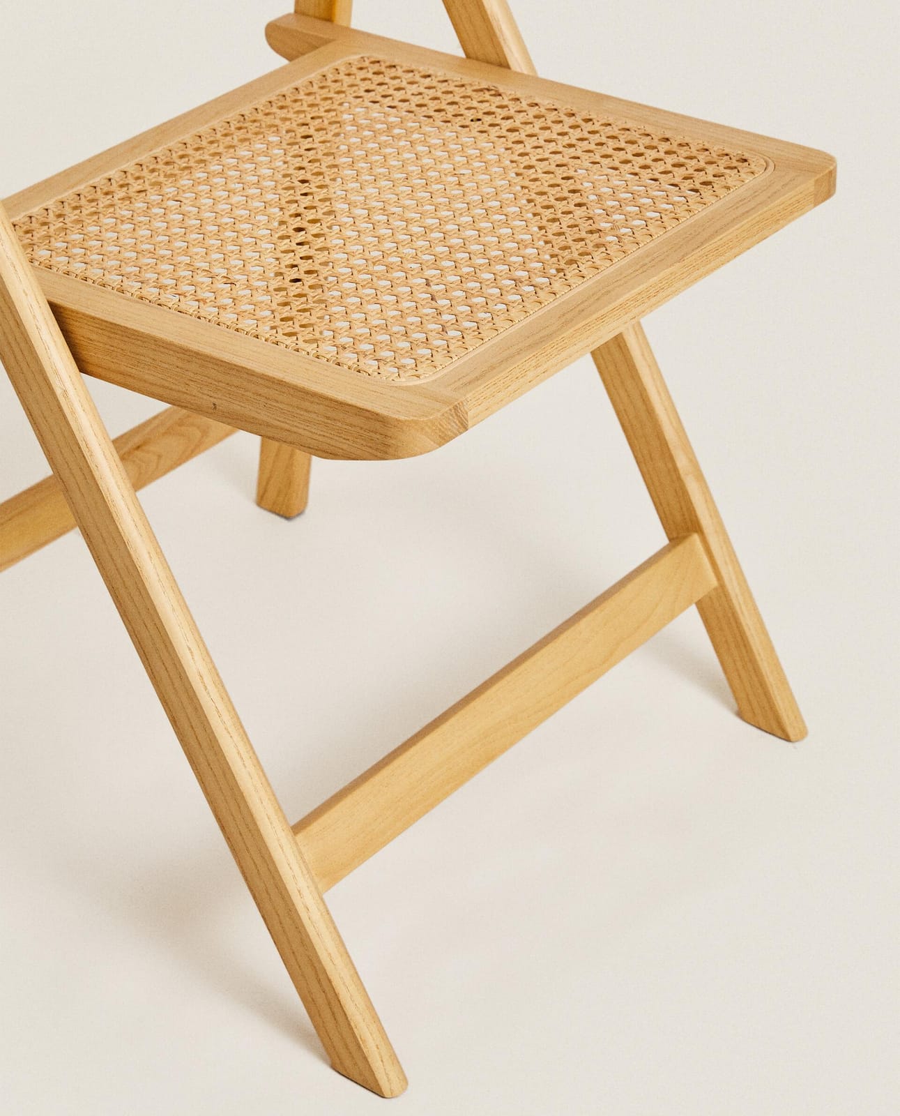 ZARA HOME СКЛАДНОЙ СТУЛ ДЕРЕВЯННЫЙ И РАТТАНОВЫЙ ракурс 4