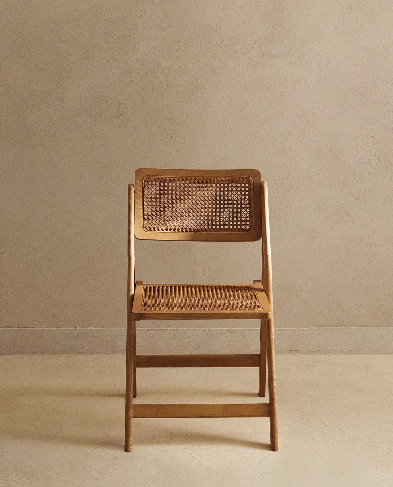 ZARA HOME СКЛАДНОЙ СТУЛ ДЕРЕВЯННЫЙ И РАТТАНОВЫЙ ракурс 9